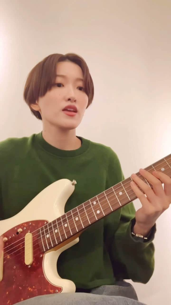 並木瑠璃のインスタグラム：「RIIZE 라이스 「Get A Guitar」弾いてみた。  #riize#라이스#getaguitar#ギタリスト#ギター女子」