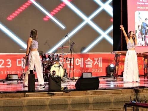 ANNA さんのインスタグラム写真 - (ANNA Instagram)「韓国Daejeon にて開催された文化芸術祭にFlareとしてLIVE出演させて頂きました🎤  ソン会長を始め、通訳の皆さん、アテンドの皆さん、友人のみんな、本当にありがとうございました🥹🫶 韓国チームの細やかな心遣いには終始感激で、本当に心から感謝しています🌼  ステージはかなり豪華で、ライブ中炎が上がりまくり、スモーク焚きまくりで、更に韓国の皆さんがきっとLIVE慣れしているお陰で盛り上がり、私達もめちゃくちゃ楽しかったです✨  ありがとうございました🇰🇷  #Flare #sisters #koreadaejeon #韓国ライブ」10月19日 20時55分 - anna_flare