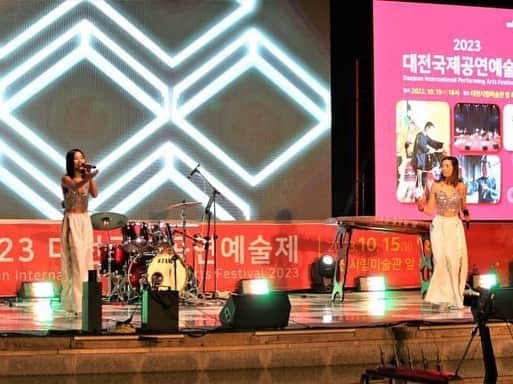 ANNA さんのインスタグラム写真 - (ANNA Instagram)「韓国Daejeon にて開催された文化芸術祭にFlareとしてLIVE出演させて頂きました🎤  ソン会長を始め、通訳の皆さん、アテンドの皆さん、友人のみんな、本当にありがとうございました🥹🫶 韓国チームの細やかな心遣いには終始感激で、本当に心から感謝しています🌼  ステージはかなり豪華で、ライブ中炎が上がりまくり、スモーク焚きまくりで、更に韓国の皆さんがきっとLIVE慣れしているお陰で盛り上がり、私達もめちゃくちゃ楽しかったです✨  ありがとうございました🇰🇷  #Flare #sisters #koreadaejeon #韓国ライブ」10月19日 20時55分 - anna_flare