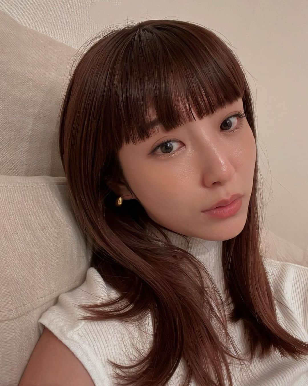 izu（出岡美咲）のインスタグラム：「大阪に来て1番の困り事は 美容室を知らないと言う事... ✂︎  #美容室難民」