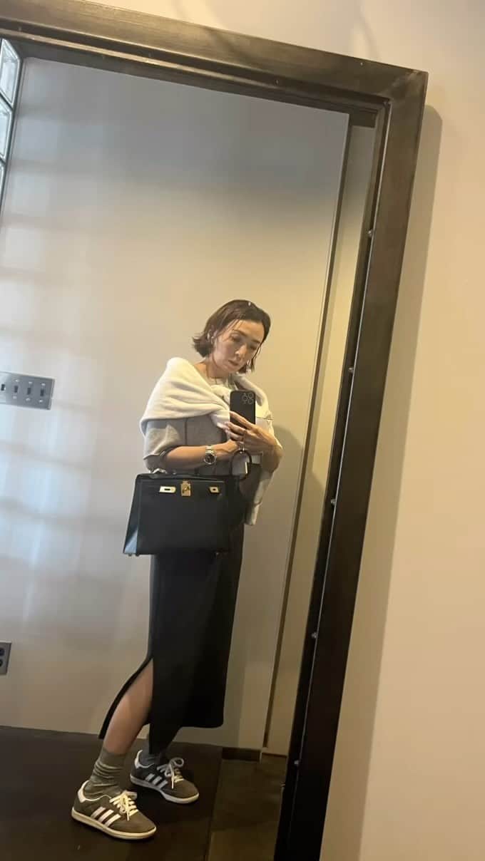 高橋志津奈のインスタグラム：「朝行く時は半袖、美容院の帰りはスウェット着てね。 . 髪型全然違うな😂どーでしょ .  #shizunascoordinate」