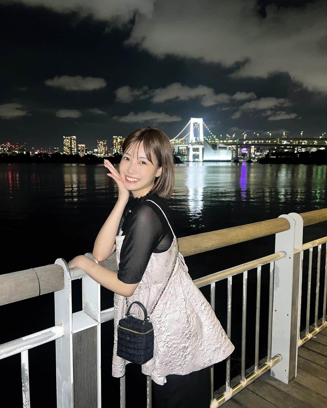 のインスタグラム：「🌜🌃🌛  たるとと夜景🐕 たるちゃん、そろそろ抱っこできなくなってきている気がする🙄😳🥹  可愛い♡いつもベロでているのです笑 いととしいかたまり🤍  YouTubeみおちゃんねるにたるちゃんとのvlogアップしているのでぜひ見てみて下さいね♡♡」