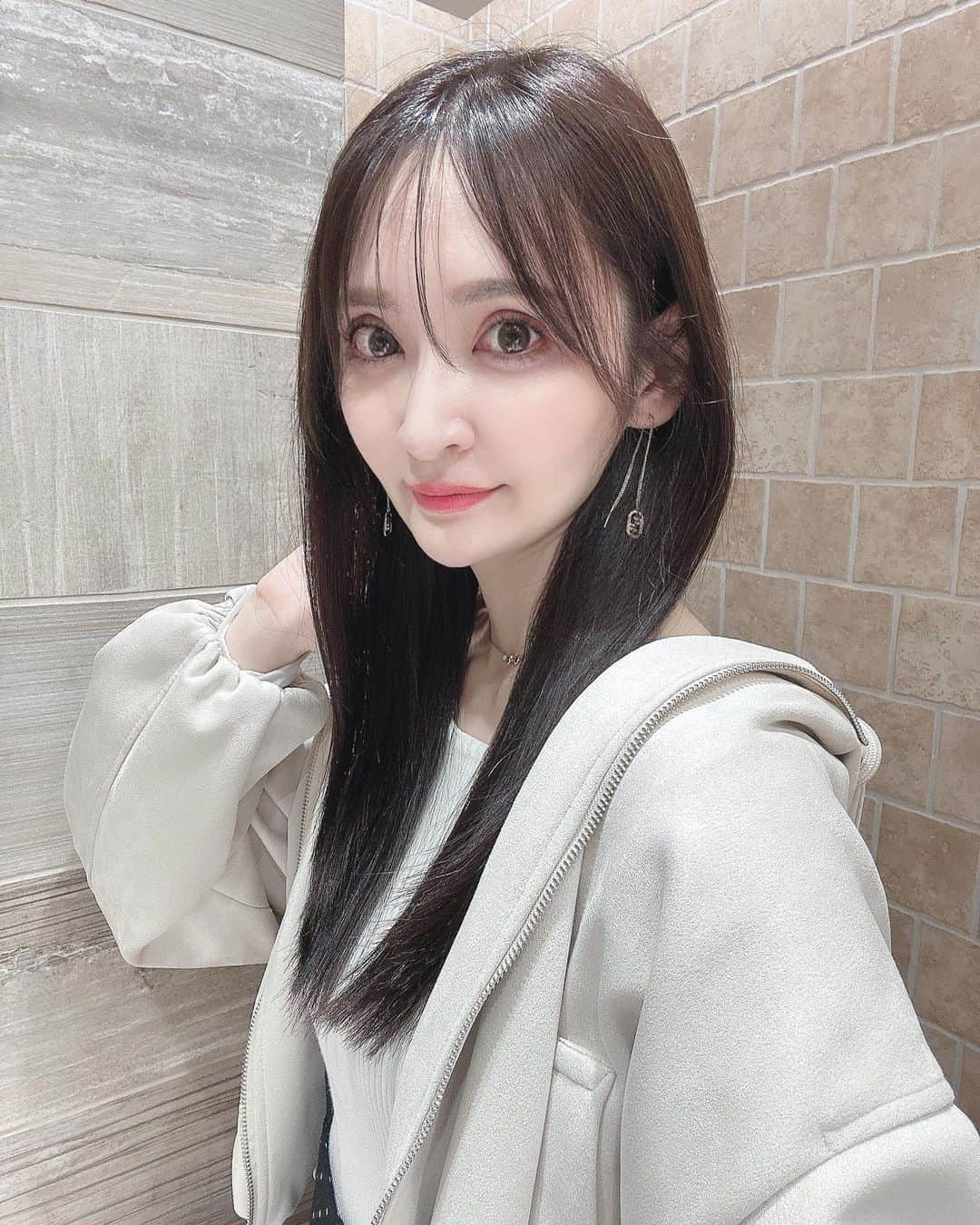 藤後 沙織 とうごさおりのインスタグラム：「先日ヘアメンテしていただいたよ💇‍♀️  担当は、@accomplish_salon の艶髪スペシャリスト @accomplish_yu さん✨  だいぶパサついてしまってましたが、 まとまりのある美髪に🥹 さすがです🥹🥹🥹 accomplishのトリートメントは髪質・ダメージに合わせて、その場で一人ひとり割合と配合を変えてくれて、人幹細胞エキス入りなので一本一本の髪質が変わって、回数を重ねるほどにキレイな艶髪になります✨ 髪色も暗くして秋っぽく🍁  #PR#ミネコラ #ミネコラトリートメント#髪質改変#髪質改善 #ヒト幹細胞#アコンプリッシュ #accomplish代官山#代官山美容室#恵比寿#恵比寿美容室 #ストレートヘア#ニュアンスストレート#ストレート#ロング#ロングヘア#トーンダウン#秋カラー#秋ヘア#暗髪」