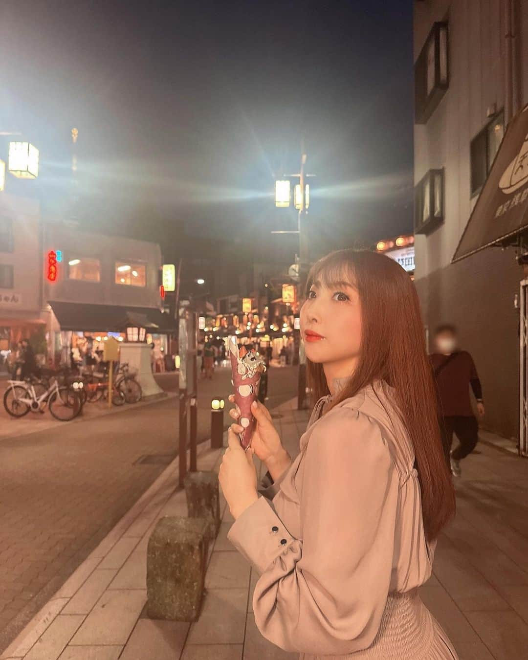 桃色れくさんのインスタグラム写真 - (桃色れくInstagram)「夜もたのしい浅草🌃 ⁡ * * * * * 🍑ももれくフレンズ予定🍑 ⁡ 10/28　ギャルカフェ10sion 1日店長 11/12　名古屋  ⁡ 🍑毎日更新中ファンクラブサイト「Fantia」🍑 Instagramに載せられないのが載ってます♡ https://fantia.jp/fanclubs/17179 ⁡ 🍑＼To my overseas fans／🍑 ▶️https://www.patreon.com/momoreku ⁡ * * * * * #ワンピース #ファッション #fashion  #浅草観光 #東京デート #浅草グルメ  #浅草デート #クレープ #浅草  #japanesemodel #japanesegirl」10月19日 20時57分 - momoreku