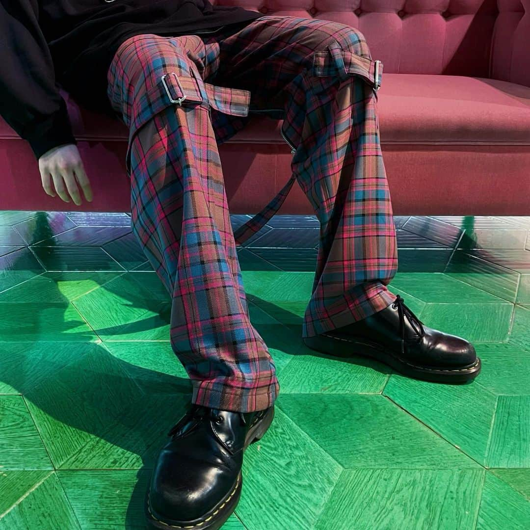 ミルクボーイさんのインスタグラム写真 - (ミルクボーイInstagram)「MILKBOY 2023 WINTER COLLECTION⛓️🖤  CLASSIC BONDAGE PANTS ¥36,300-.  オリジナルチェックを使用した、ボンテージパンツが入荷しました! 取り外し可能なバムフラップや、太さを調節出来るジップが特徴のパンクなアイテム💥 同生地のコートやカーディガンとのセットアップもおすすめです。」10月19日 20時57分 - milkboyharajuku