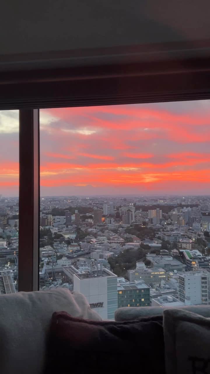 猪鼻ちひろのインスタグラム：「きょうの夕陽、あまりにも綺麗で🥺😭✨✨✨ 富士山も見えたよ🗻😍 気持ちよくお昼寝をしてしまった〜 #東京の空 #富士山 #夕焼け #夕陽」