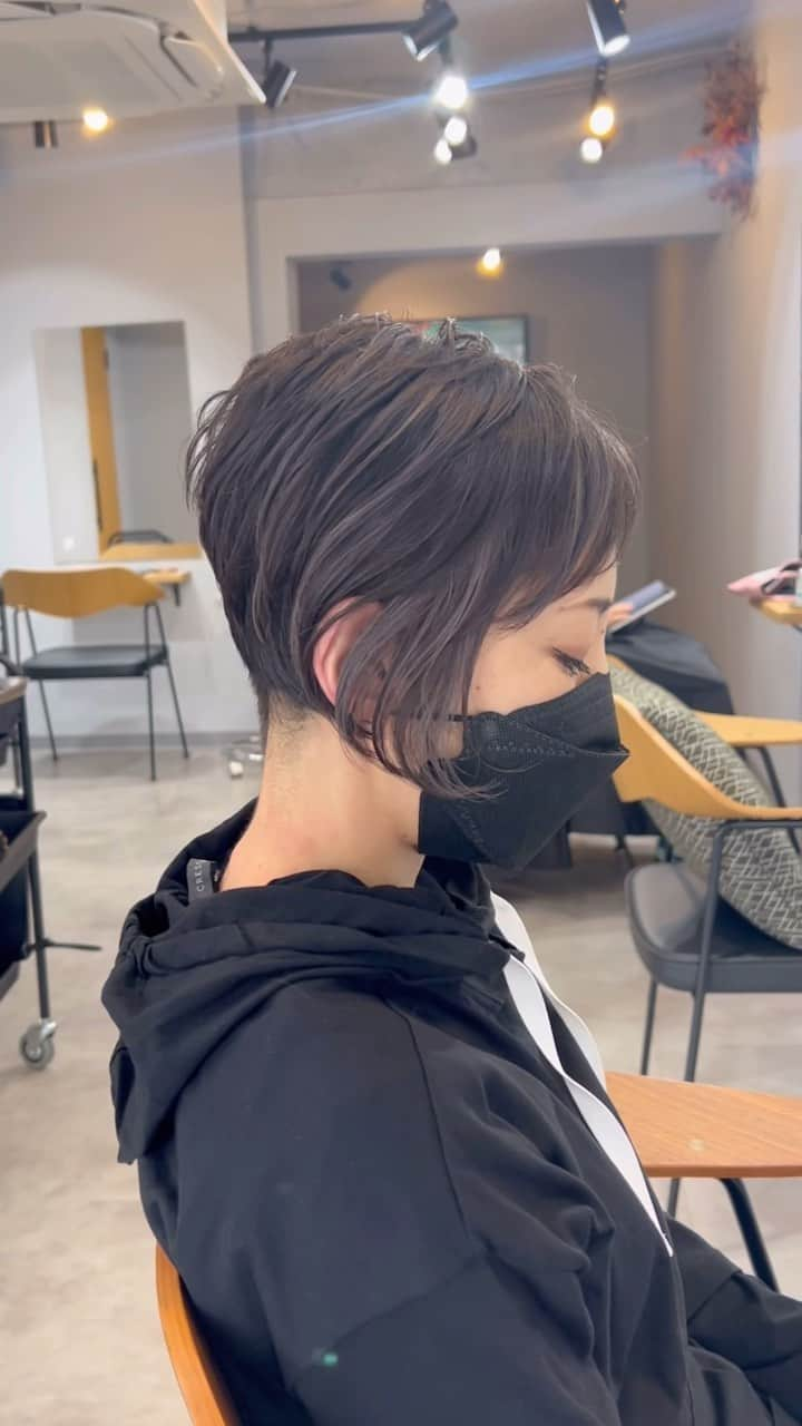 阿藤俊也のインスタグラム：「アシメショート✂︎  ※好きな雰囲気のスタイルのお写真あれば ぜひ持参ください！！ 好みが伝わりやすいので、ありがたいです☺️  ◆イメージ変えたいけど、似合うか心配😥 ◆いつもどこか似合ってない気がする😥 ◆自分に似合う髪型がわからない😥 ◆自分でうまくセット出来ない😥 ◆とにかく良い感じになりたい😥  どんなお悩みでもご相談ください☺️ どんな状態からでも、素敵にします✨✨ 年齢も問わず、どなたでも  【⚠️ご予約について⚠️】 ↓↓↓↓↓↓↓↓↓↓↓↓↓ ホーム画面URLからへ 簡単にご予約可能です😊 予約がよくわからない場合は、 お電話にて確認お願い致します🤲🤲  #ショート#ショートボブ#ショートへア#ヘアスタイル#ハンサムショート#くびれレイヤー#大人へア#ボブ#ショートカット#くびれヘア #レイヤーカット#ウルフカット#刈り上げ #前下がりショート#ショートスタイル#レイヤーボブ#清澄白河#清澄白河美容室#阿藤俊也#アシメショート#アシンメトリー」