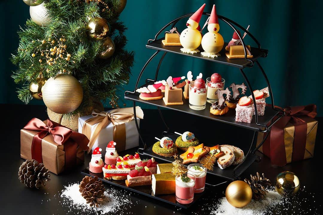 ANAインターコンチネンタルホテル東京のインスタグラム：「11月1日より『フェスティブ・アフタヌーンティー』がANAインターコンチネンタルホテル東京 「アトリウムラウンジ」でスタート🎄  サンタクロースや雪だるまをイメージしたクリスマスをモチーフにしたスイーツや、ヨーロッパの伝統的なクリスマス菓子など、12種のプティガトーや赤く彩られた5種類のセイボリーを堪能いただけます。  お飲み物は、ドイツの老舗紅茶メーカー「ロンネフェルト」の紅茶やハーブティー、フレーバーティー、またコーヒーなど全18種類をご用意。 さらに、雪のようなホイップクリームの上に可愛らしいジンジャーブレッドマンがのった「ジンジャーブレッドラテ」もお選びいただけます。  ご家族やお仲間と、特別なひとときをお過ごしください。  期間：2023年11月1日（水）～2024年1月3日（水）  🔗詳細はプロフィールのリンクをチェック！  This festive afternoon tea is the perfect way to celebrate Christmas and the New Year. Starting November 1st, ANA InterContinental Tokyo's Atrium Lounge proudly presents its Festive Afternoon Tea.🎄  Enjoy a selection of 12 petit gateaux, including sweets inspired by Christmas motifs such as Santa Claus and snowmen and traditional European Christmas cakes. Savour the festive spirit with 5 types of savoury snacks, all adorned in vibrant red hues.  Drinks include a free selection of 18 varieties of tea, including various teas, herbal teas, flavoured teas, and coffee from the German tea maker "Ronnefeldt". For a touch of whimsy, opt for our "Gingerbread Latte", crowned with a charming gingerbread man atop snow-like whipped cream.  The Festive Afternoon Tea is available from November 1st, 2023, to January 3rd, 2024.  🔗Check the link in the profile for details!  We hope you and your loved ones enjoy a special afternoon tea at our Atrium Lounge.  #フェスティブアフタヌーンティー #ANAインターコンチネンタルホテル東京 #アトリウムラウンジ #クリスマスアフタヌーンティー #クリスマス #年末年始 #スイーツ #紅茶 #ロンネフェルト #ジンジャーブレッドラテ #女子会 #デート #FestiveAfternoonTea #ANAInterContinentalTokyo #AtriumLounge #ChristmasAfternoonTea #Christmas #NewYear #Sweets #PetitGateaux #Ronnefeldt #GingerbreadLatte #Famil」