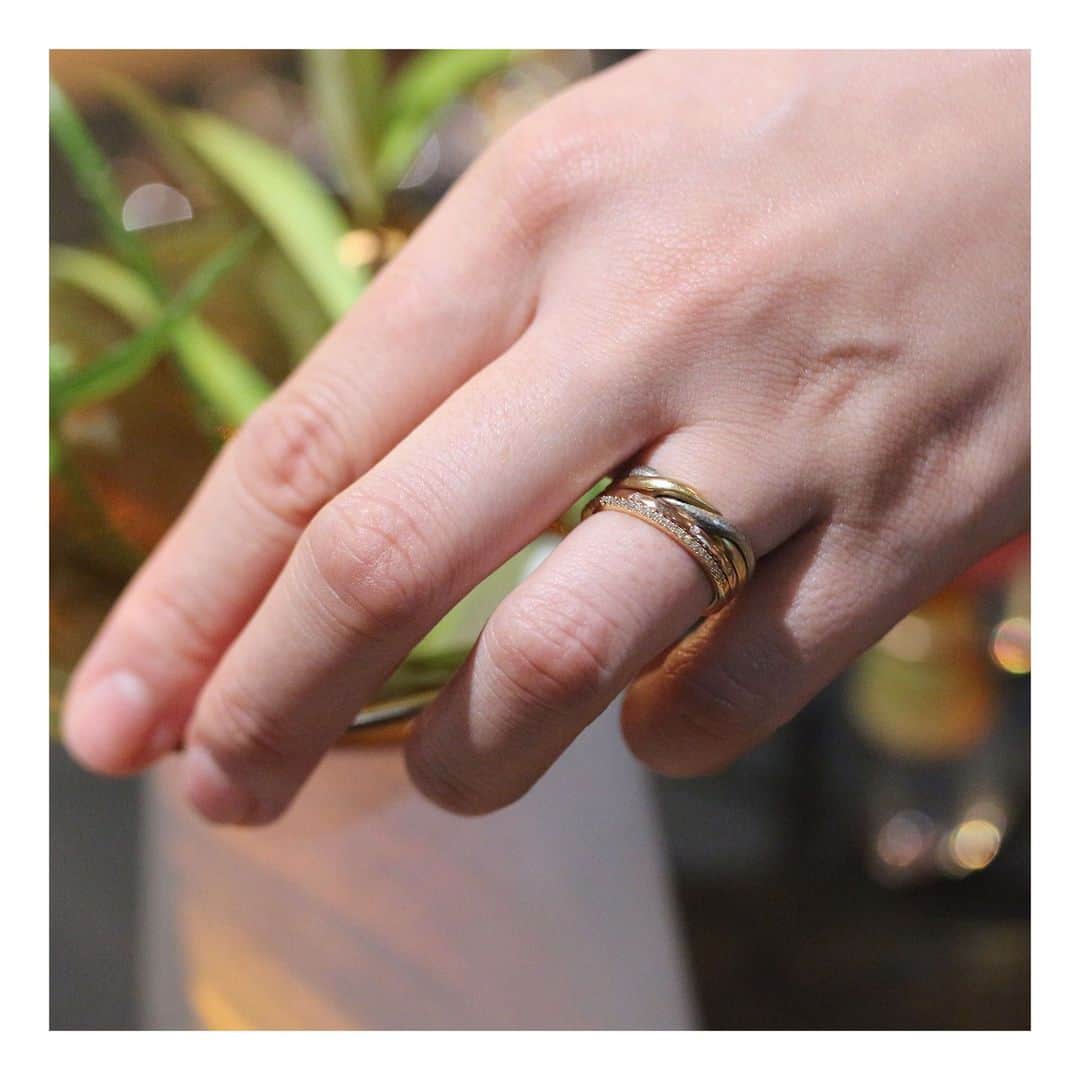 ith / イズ オーダメイド結婚指輪さんのインスタグラム写真 - (ith / イズ オーダメイド結婚指輪Instagram)「重ね着けを楽しめる@ith_jewelryの《カミーノ》。 細身のデザインを10種ご用意。  お持ちの結婚指輪との相性を考えて アクセントを加える色味を選ぶこともできます。  指元に新たな楽しみをプラスします。  ***********************************  ⧉ ith 公式WEB @ith_marriage アカウントTOPへ  ☞ プロフィールURLをタップ  ⧉ 暮らしに寄り添うジュエリー ith online store ☞ @ith_jewelry  ***********************************  #結婚指輪 #マリッジリング #婚約指輪 #エンゲージリング #カスタマイズ #オーダーメイド #手仕事 #職人 #アトリエ #重ね着け #スタッキングリング #スキニーリング #細幅リング」10月19日 21時00分 - ith_marriage