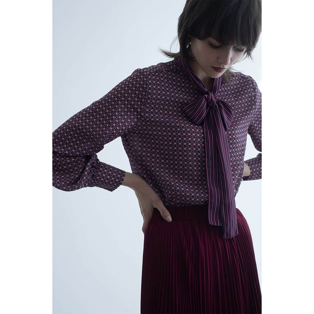 のインスタグラム：「2023 Winter Collection  BLOUSE　10-32-01-042 幾何＆ボーダースタンドボウタイブラウス 10月入荷予定  PANTS 30-32-09-625 ハイツイストシフォンプリーツパンツ  ※入荷時期は変更になる場合がございます。  新作は @naracamicie_jp プロフィールURLからチェック！  #ナラカミーチェ #2023autumn #2023aw #2023秋 #2023秋冬」