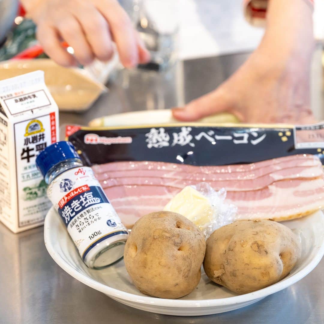 BRITA Japanさんのインスタグラム写真 - (BRITA JapanInstagram)「その場にある食材を使って即興でレシピを考えるフリースタイルな料理教室、有賀薫さんの「スープの方程式」 さあ、できあがったスープはどんなものになったのか、ご紹介します！  できあがったスープはこちら！  「具だくさんブロッコリーチキンのくたくたスープ」 ブロッコリーをくたくたに煮ることがポイント！全ての材料を鍋でコトコト煮るだけ。今回はバターでコクをプラスしましたが、オリーブオイルも相性抜群。  「秋鮭ときのこの気まぐれスープ」 秋の味覚を楽しむ一品。きのこを少しの水で蒸すように火を通すのがポイント！秋鮭をひと手間かけてソテーしたので風味が増しました。さっぱりスダチを絞ったり、小口ねぎをたっぷりトッピングして一層おいしくなります！  「ベーコンとじゃがいものミルクスープ」 朝食にもぴったりなスープ。洋風のスープですが、実は長ネギが入っているのです。長ネギとジャガイモの相性が良いことを認識。長ネギをソテーしたあとに小麦粉を混ぜればクリームスープに大変身。  「簡単コロコロ団子の味噌スープ」 この肉団子、ひき肉をスプーンですくってポトッと落としただけ！出汁と合わせる味噌汁とは違い、砂糖とごま油で整えた味が新鮮。味噌と砂糖が出会うと、少し中華に寄せられるんです。根菜で作る場合は少し煮込む時間を長めに。  どのスープも絶品で、即興で考案したレシピだということを忘れそうになります。ブリタクラブ会員さんからは「ブリタでお水を浄水して、タンパク質1品とお野菜1品でのスープ、手軽なので早速メニューに取り入れてます」とのうれしいお言葉も。  参加してくださったブリタクラブ会員のみなさま、有賀薫さん、本当にありがとうございました！  詳しいレシピは、後日「ブリタ　ストーリー」にて。お楽しみに！  @arigakaoru   #スープレシピ #料理教室 #スープの方程式 #スープ作家有賀薫さん #ブリタ #浄水器 #浄水ポット #ボトル型浄水器 #浄水カートリッジ #浄水フィルター #ブリタのある生活 #ペットボトルよりブリタ #sdgs #環境問題 #エコ #サスティナブル #サステイナブル #サステナブル」10月19日 21時01分 - brita.japan
