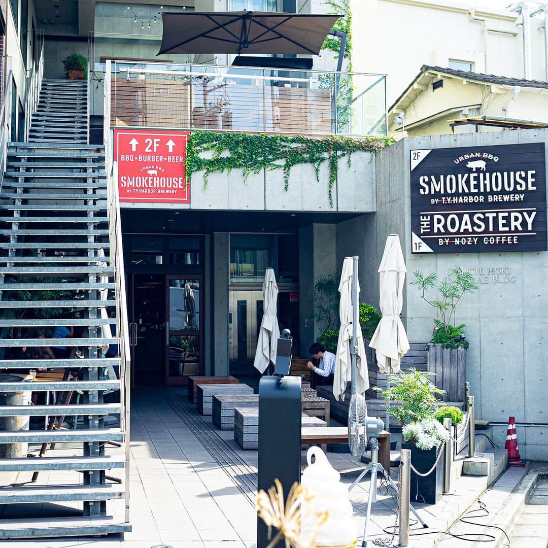 TYSONS&COMPANYのインスタグラム：「. 【10th Anniversary！】 キャットストリートにあるSMOKEHOUSEとTHE ROASTERY BY NOZY COFFEEはお陰様で本日10周年を迎えることができました！  @smokehouse_by_tyharborbrewery  @the_roastery_by_nozycoffee   これからもキャットストリートで美味しい本格アメリカンBBQ料理と高品質なシングルオリジンコーヒーをお届けいたします。 11年目もどうぞよろしくお願い致します！」