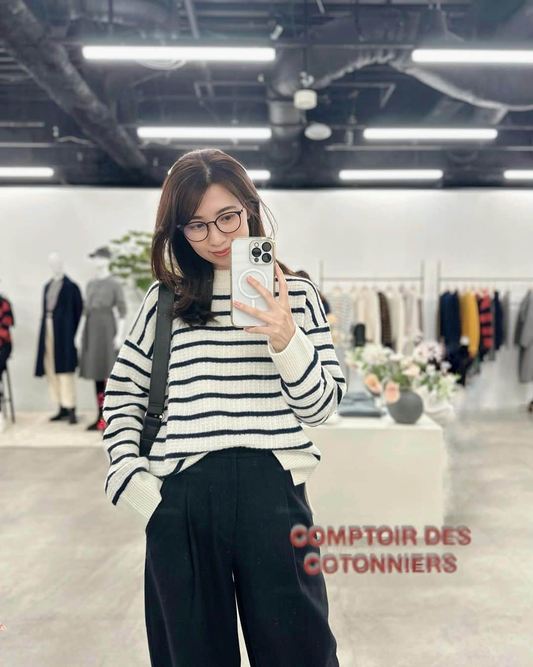 mikicoco00さんのインスタグラム写真 - (mikicoco00Instagram)「・ 明日、10月20(金)発売！ UNIQLO ×COMPTOIR DES COTONNIERS  洗練されたフェミニンなスタイルが人気のブランド、 コントワー・デ・コトニエとの初コラボ♡   シンプルなデザインの中にも 1つ1つこだわりがあって、とっても可愛かった🪡💐  特に気になったのは♡ 首元のフリルがレイヤードのアクセントになる(1〜4枚目) #ソフトブラッシュドスタンドカラーシャツ   シルエットが綺麗で履き心地も柔らかい (1.2枚目BEIGE・5.6枚目NAVY )  #ブラッシュドジャージータックワイドパンツ   他にも可愛いのが沢山！是非チェックしてみて下さいね🤭 秋冬fashion楽しみだー☃️❄️   @uniqlo_jp @uniqlo_with  #uniqloコラボ #PR  #コントワーデコトニエ　 #uniqloandcomptoirdescotonniers  #uniqlo2023fw #uniqloコーデ」10月19日 21時01分 - mikicoco00