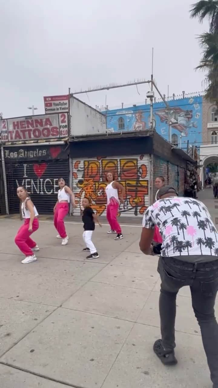 Nazukiのインスタグラム：「🇺🇸Dance MV in LA🇺🇸  LAダンスツアーでダンスMV撮影しました🎥‼️  ハリウッドの通り、サンタモニカで みんなに見られながら撮影😆👍⭐️  そして可愛いスタジオでの撮影💛  なかなかできない経験をみんなとできて楽しかった✨☺️ レンも頑張ってた😆👍 @ren_ryu_littlboy   出来上がりが楽しみ🤙 🎥 @uneekintsworld   #la #dance #dancetour #mv #shooting  #hollywood #santamonica  #ダンスツアー　#ダンス撮影　#ダンス動画 #nazuki #nazuki塾」