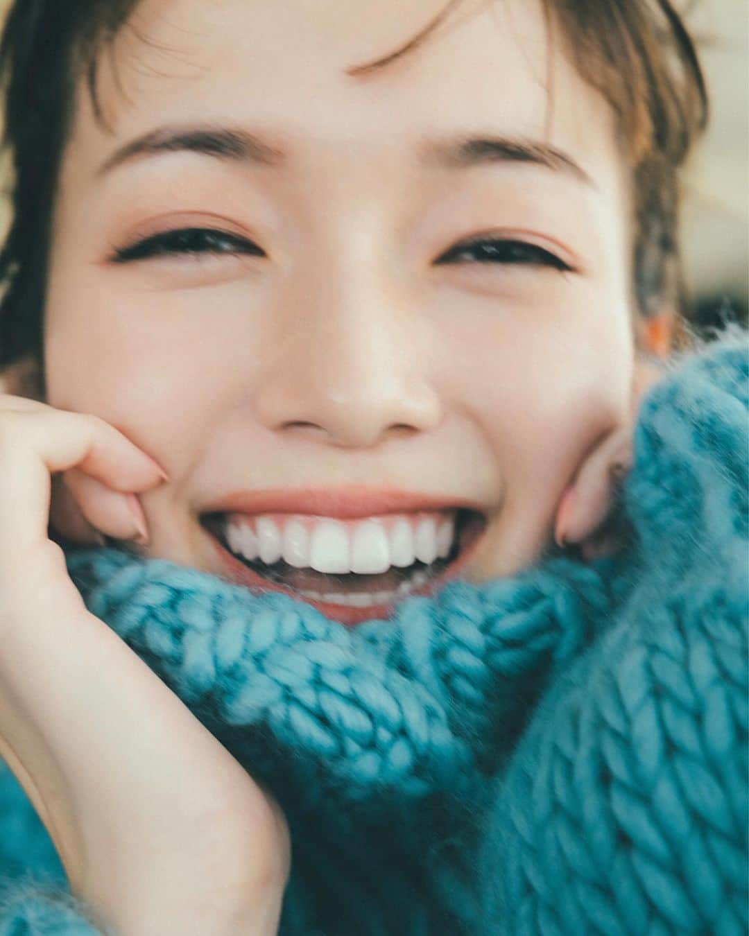 佐藤栞里のインスタグラム：「. BAILA11月号から お気に入りカットをいくつか🫧 BAILAの初めての撮影で 前日はあまり眠れなかった思い出☺️ スタッフの皆さんのおかげで 私にしては珍しく少しだけ自信を持てた 素敵な作品になりました☺︎ だから今度こそ、カツカレー食べよっと、！ #インタビュー参照」