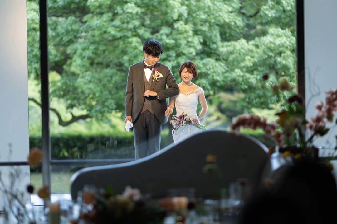 のインスタグラム：「@geihinkan1970  おふたりのご入場は 緑溢れるガーデンから🌿  あたたかな光が おふたりを優しく包みます  ✼••┈┈┈┈┈┈┈┈┈┈┈┈┈┈┈┈┈┈••✼   1日2組限定の贅沢✨ 大阪万博で世界中の国賓をもてなした本物の迎賓館  都心から少し足を延ばすと 8万坪の緑が広がる圧倒的な開放感𓂃｡:*  四季折々の美食をお贈りします𓍯  ご試食つきブライダルフェアのご予約は DMからも承っております◎  ✼••┈┈┈┈┈┈┈┈┈┈┈┈┈┈┈┈┈┈••✼  #最高のおもてなしの舞台 #迎賓館 #ghk花嫁 #結婚式 #wedding #ウェディング #披露宴 #ウェディングドレス #ガーデン入場 #プレ花嫁 #結婚式準備」