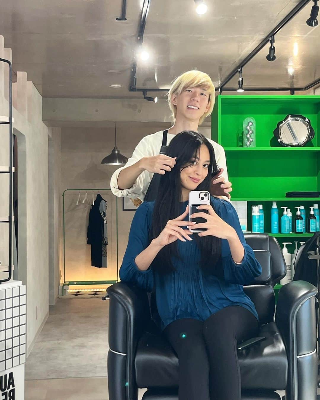 遊海 Yuumiのインスタグラム：「My fav hair stylist in Tokyo ♥️ グランドオープンおめでとうございます🎉　ナチュラルな商材を使って髪を生き返らせてくれる、ゴッドハンドの @joia_takekihair !! 奥様はネイリスト　@joia_otsugram 💙💜♥️ おすすめなサロンです！　#joia #hairsalon #beauty #hairstylist #東京　#ヘアースタイリスト　#美容　#ビューティー　#ヘアーサロン」