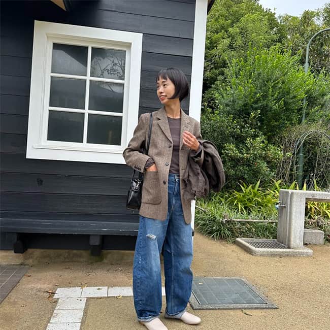 LEEさんのインスタグラム写真 - (LEEInstagram)「専属ブロガー・LEE100人隊のブログをご紹介！ 本日は「LEE11月号の感想」を7人分ピックアップ♪  ▽TB ゆめいさん  2枚目） 「最新号のLEEにジャケットコート特集があり、とってもステキ～。コートの下に着るって手もあるのか、メモメモ……」 3枚目） 「写真はLEE40周年感謝祭に着て行きたかった『THE SHINZONE』のヘリンボーンジャケットです。ジャケット選びはスタイリスト福田麻琴さんのLEEwebの記事を参考にしました。私が購入したのはブラウンですが、グレーのみLEEマルシェにお取り扱いがありますよ～！」  ▽No.076 そのぴさん  4枚目） 「今月号で気になったのは、『MACPHEEのツイード風カーデ』『PLSTのジャケット風カーデ』『ジャーナルスタンダードのケーブルカーデ』など。こちらのカーディガンは夏の終わりに、昨シーズンのものをセールでゲットしました。きれいめなアイテムなので、デニム合わせでカジュアルダウンして着ようと思っています！」  ▽No.020 やまやんさん  5枚目） 「実用的かつオシャレなアイテムのカーディガン！ 今月号にはそんなカーディガンのいろんな着こなしが！ 皆さんはどのコーデがお好みですか？」  ▽TB みーとさん  6枚目） 「手持ちカーディガンのひとつが赤いカーディガン。そして今月号で紹介されている赤とグレーの組み合わせがとても可愛い！と目に留まり、同じ組み合わせでいくつかコーデを組みました♪  グレーのブルゾンにブラックのスカート。地味になりがちなところに赤のカーディガンを取り入れる。このカーディガンは2wayなので、今回はボタン側をバッグに」  ▽No.047 めりさん  7枚目） 「今回の別冊付録には ”LEE MARCHE & LEE DAYS” の公式通販BOOKがついていて、アイテムも着こなしもうっとり……！」  ▽TB nahoさん  8枚目） 「写真は、GUのパフィータッチオーバーサイズカーディガン。LEE11月号を見て購入しました。カラーバリエーションも豊富で、2色買いもしたくなってしまうほど。今月号36ページの高山都さんが着用しているグリーンも可愛すぎる！！」  ▽No.042 hashimoさん  9枚目） 「今月号の特集はカーディガン！ 参考にしたいなとページをめくっていたら、よいなと思ったものがH&Mのものでした。ブラウンの方はLEEの最新号掲載のリブニットカーディガン。ピンクの方は、肌色がきれいに見えそうな明るいカラーと手持ちにないショート丈ニットだなと購入」 10枚目） 「細身のブラックデニムに合わせてみました。ゆるっとしたトップスに細めのボトムも、バランスのとりやすい組み合わせですよね！ 暗くなり過ぎないように白をチラチラいれてコーディネートしてみました」  ※THE SHINZONE (ザ シンゾーン) 　HERRINGBONE JKはLEEマルシェで取り扱っています↓ https://store.hpplus.jp/lee/shop/g/g4160220036LM/  ※スタイリスト福田麻琴さんの記事 　ジャケットは「肩」で選ぶと上手くいく」はこちら↓ 　https://lee.hpplus.jp/column/2737765/  ※100人隊の最新号レビュー 　気になる方は方はこちらもチェック ↓ 　https://lee.hpplus.jp/column/feature/582/  #magazinelee #LEEweb #LEE100人隊 #LEE100人隊ブログ紹介 #LEE読者ブロガー #LEE100人隊トップブロガー #LEE公式ブロガー #ブロガー  #カーディガン #handm #GU #秋コーデ #シンゾーン #shinzone #ジャケット #ヘリンボーンジャケット #ブルゾン #lカーディガンコーデ #leemarche #LEE11月号レビュー #LEE11月号 #雑誌」10月19日 21時05分 - magazinelee