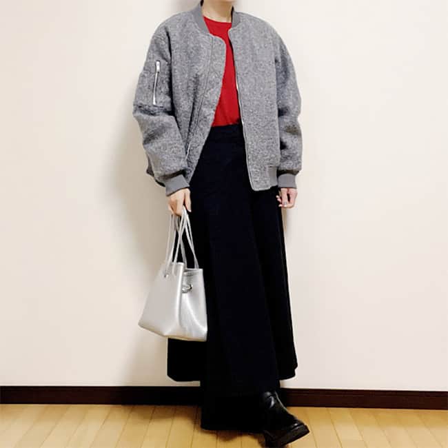 LEEさんのインスタグラム写真 - (LEEInstagram)「専属ブロガー・LEE100人隊のブログをご紹介！ 本日は「LEE11月号の感想」を7人分ピックアップ♪  ▽TB ゆめいさん  2枚目） 「最新号のLEEにジャケットコート特集があり、とってもステキ～。コートの下に着るって手もあるのか、メモメモ……」 3枚目） 「写真はLEE40周年感謝祭に着て行きたかった『THE SHINZONE』のヘリンボーンジャケットです。ジャケット選びはスタイリスト福田麻琴さんのLEEwebの記事を参考にしました。私が購入したのはブラウンですが、グレーのみLEEマルシェにお取り扱いがありますよ～！」  ▽No.076 そのぴさん  4枚目） 「今月号で気になったのは、『MACPHEEのツイード風カーデ』『PLSTのジャケット風カーデ』『ジャーナルスタンダードのケーブルカーデ』など。こちらのカーディガンは夏の終わりに、昨シーズンのものをセールでゲットしました。きれいめなアイテムなので、デニム合わせでカジュアルダウンして着ようと思っています！」  ▽No.020 やまやんさん  5枚目） 「実用的かつオシャレなアイテムのカーディガン！ 今月号にはそんなカーディガンのいろんな着こなしが！ 皆さんはどのコーデがお好みですか？」  ▽TB みーとさん  6枚目） 「手持ちカーディガンのひとつが赤いカーディガン。そして今月号で紹介されている赤とグレーの組み合わせがとても可愛い！と目に留まり、同じ組み合わせでいくつかコーデを組みました♪  グレーのブルゾンにブラックのスカート。地味になりがちなところに赤のカーディガンを取り入れる。このカーディガンは2wayなので、今回はボタン側をバッグに」  ▽No.047 めりさん  7枚目） 「今回の別冊付録には ”LEE MARCHE & LEE DAYS” の公式通販BOOKがついていて、アイテムも着こなしもうっとり……！」  ▽TB nahoさん  8枚目） 「写真は、GUのパフィータッチオーバーサイズカーディガン。LEE11月号を見て購入しました。カラーバリエーションも豊富で、2色買いもしたくなってしまうほど。今月号36ページの高山都さんが着用しているグリーンも可愛すぎる！！」  ▽No.042 hashimoさん  9枚目） 「今月号の特集はカーディガン！ 参考にしたいなとページをめくっていたら、よいなと思ったものがH&Mのものでした。ブラウンの方はLEEの最新号掲載のリブニットカーディガン。ピンクの方は、肌色がきれいに見えそうな明るいカラーと手持ちにないショート丈ニットだなと購入」 10枚目） 「細身のブラックデニムに合わせてみました。ゆるっとしたトップスに細めのボトムも、バランスのとりやすい組み合わせですよね！ 暗くなり過ぎないように白をチラチラいれてコーディネートしてみました」  ※THE SHINZONE (ザ シンゾーン) 　HERRINGBONE JKはLEEマルシェで取り扱っています↓ https://store.hpplus.jp/lee/shop/g/g4160220036LM/  ※スタイリスト福田麻琴さんの記事 　ジャケットは「肩」で選ぶと上手くいく」はこちら↓ 　https://lee.hpplus.jp/column/2737765/  ※100人隊の最新号レビュー 　気になる方は方はこちらもチェック ↓ 　https://lee.hpplus.jp/column/feature/582/  #magazinelee #LEEweb #LEE100人隊 #LEE100人隊ブログ紹介 #LEE読者ブロガー #LEE100人隊トップブロガー #LEE公式ブロガー #ブロガー  #カーディガン #handm #GU #秋コーデ #シンゾーン #shinzone #ジャケット #ヘリンボーンジャケット #ブルゾン #lカーディガンコーデ #leemarche #LEE11月号レビュー #LEE11月号 #雑誌」10月19日 21時05分 - magazinelee