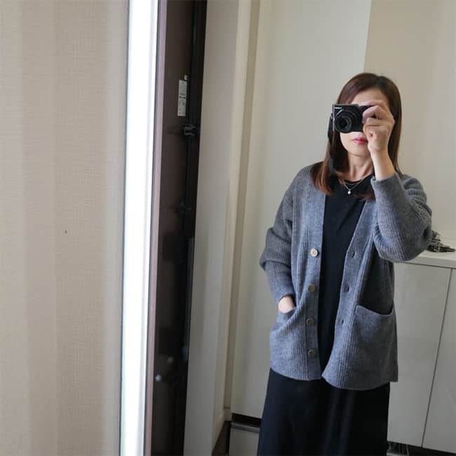 LEEさんのインスタグラム写真 - (LEEInstagram)「専属ブロガー・LEE100人隊のブログをご紹介！ 本日は「LEE11月号の感想」を7人分ピックアップ♪  ▽TB ゆめいさん  2枚目） 「最新号のLEEにジャケットコート特集があり、とってもステキ～。コートの下に着るって手もあるのか、メモメモ……」 3枚目） 「写真はLEE40周年感謝祭に着て行きたかった『THE SHINZONE』のヘリンボーンジャケットです。ジャケット選びはスタイリスト福田麻琴さんのLEEwebの記事を参考にしました。私が購入したのはブラウンですが、グレーのみLEEマルシェにお取り扱いがありますよ～！」  ▽No.076 そのぴさん  4枚目） 「今月号で気になったのは、『MACPHEEのツイード風カーデ』『PLSTのジャケット風カーデ』『ジャーナルスタンダードのケーブルカーデ』など。こちらのカーディガンは夏の終わりに、昨シーズンのものをセールでゲットしました。きれいめなアイテムなので、デニム合わせでカジュアルダウンして着ようと思っています！」  ▽No.020 やまやんさん  5枚目） 「実用的かつオシャレなアイテムのカーディガン！ 今月号にはそんなカーディガンのいろんな着こなしが！ 皆さんはどのコーデがお好みですか？」  ▽TB みーとさん  6枚目） 「手持ちカーディガンのひとつが赤いカーディガン。そして今月号で紹介されている赤とグレーの組み合わせがとても可愛い！と目に留まり、同じ組み合わせでいくつかコーデを組みました♪  グレーのブルゾンにブラックのスカート。地味になりがちなところに赤のカーディガンを取り入れる。このカーディガンは2wayなので、今回はボタン側をバッグに」  ▽No.047 めりさん  7枚目） 「今回の別冊付録には ”LEE MARCHE & LEE DAYS” の公式通販BOOKがついていて、アイテムも着こなしもうっとり……！」  ▽TB nahoさん  8枚目） 「写真は、GUのパフィータッチオーバーサイズカーディガン。LEE11月号を見て購入しました。カラーバリエーションも豊富で、2色買いもしたくなってしまうほど。今月号36ページの高山都さんが着用しているグリーンも可愛すぎる！！」  ▽No.042 hashimoさん  9枚目） 「今月号の特集はカーディガン！ 参考にしたいなとページをめくっていたら、よいなと思ったものがH&Mのものでした。ブラウンの方はLEEの最新号掲載のリブニットカーディガン。ピンクの方は、肌色がきれいに見えそうな明るいカラーと手持ちにないショート丈ニットだなと購入」 10枚目） 「細身のブラックデニムに合わせてみました。ゆるっとしたトップスに細めのボトムも、バランスのとりやすい組み合わせですよね！ 暗くなり過ぎないように白をチラチラいれてコーディネートしてみました」  ※THE SHINZONE (ザ シンゾーン) 　HERRINGBONE JKはLEEマルシェで取り扱っています↓ https://store.hpplus.jp/lee/shop/g/g4160220036LM/  ※スタイリスト福田麻琴さんの記事 　ジャケットは「肩」で選ぶと上手くいく」はこちら↓ 　https://lee.hpplus.jp/column/2737765/  ※100人隊の最新号レビュー 　気になる方は方はこちらもチェック ↓ 　https://lee.hpplus.jp/column/feature/582/  #magazinelee #LEEweb #LEE100人隊 #LEE100人隊ブログ紹介 #LEE読者ブロガー #LEE100人隊トップブロガー #LEE公式ブロガー #ブロガー  #カーディガン #handm #GU #秋コーデ #シンゾーン #shinzone #ジャケット #ヘリンボーンジャケット #ブルゾン #lカーディガンコーデ #leemarche #LEE11月号レビュー #LEE11月号 #雑誌」10月19日 21時05分 - magazinelee