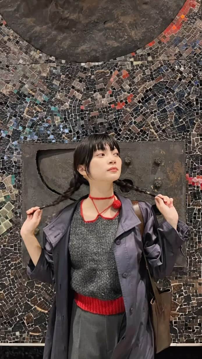 Macoto Tanaka 田中真琴のインスタグラム：「さいきんのはなし 撮影の待ち時間なうです。 ひとりぼっちで広い控室に居て淋しいので作ってみた。 私やっぱりロングのふわふわ好きだな〜。 憧れだったから何回も出来てよかった。 そしてアンケート機能使ってみる。 ロングとショートどっち派？☺️ #ショートカット #ミディアムヘア  #三つ編み」