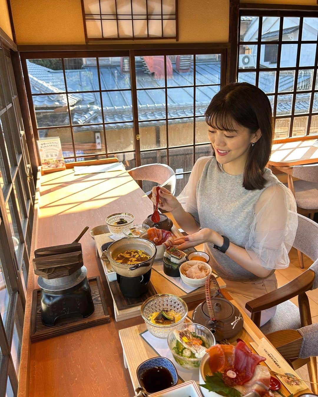 上坂由莉さんのインスタグラム写真 - (上坂由莉Instagram)「📍五木茶屋 清水店 @kyotoitsukichaya  ⁡ ずっとインスタで見て気になってたお店🥢 観光地で賑わう二寧坂に入る角にある 五穀豊穣のお茶やごはん五木茶屋へ行ってきました🍚 ⁡ ⁡ 京丼五種食べ比べ膳海鮮を愉しむ秋のハレの日御膳🥢🍁 インスタでも華やかで見てた物です☺️  ▪︎ 鯛のしゃぶしゃぶ ▪︎ 生削り鰹節丼 ▪︎ 鰻の棒寿司 ▪︎ 本鮪と3種の海鮮丼 ▪︎ 真鯛と九条ネギのあんかけ丼 ▪︎ 山椒秋刀魚の出汁茶漬け ¥4,000 ⁡ ⁡ 鯛しゃぶはお出汁の香りがめっちゃよくて 一気に食欲スイッチがONに🍲！ マグロ好きにはたまらない海鮮丼も絶品でした🤤🥄 ⁡ ⁡ #五木茶屋 #五木茶屋清水店 #ハレの日御膳 #京都グルメ #清水寺グルメ #清水ランチ #京都ランチ #海鮮丼 #京都観光 #京都旅行 #清水寺 #二寧坂 #ハレの日御膳 #kyototrip #kyotogourmet #kyototravel #kyotofood」10月19日 21時08分 - yuri_yoga.727