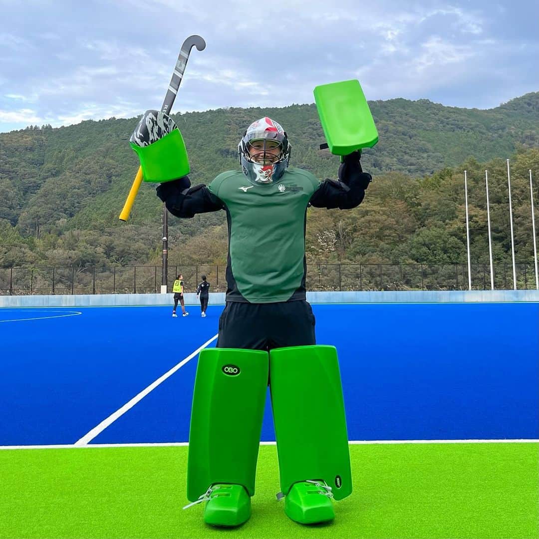 田中秋桜さんのインスタグラム写真 - (田中秋桜Instagram)「NEW COLOR ！🦖🦖🦖 中学生の時からずっーっと🟥使ってたので、そろそろイメチェンしてみよかな〜って思って、今回は🟢にしてみました🧐 皆さんは赤派🟥？緑派？🟢どっちが好きですか〜？  いつもサポートありがとうございます🤝🏼 @bigban.hockey.japan @obogoalkeepers  #OBO #obogoalkeepers  #fieldhockeygoalies  #goalkeeper #green #newgear」10月19日 21時08分 - akio.tanaka