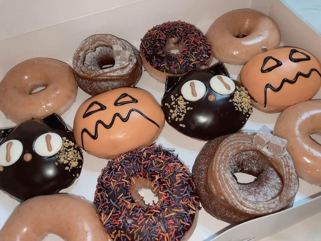 しゅがーのインスタグラム：「クリスピードーナツ🍩 Halloween🎃🕸  #ドーナツ #halloween #ハロウィン」