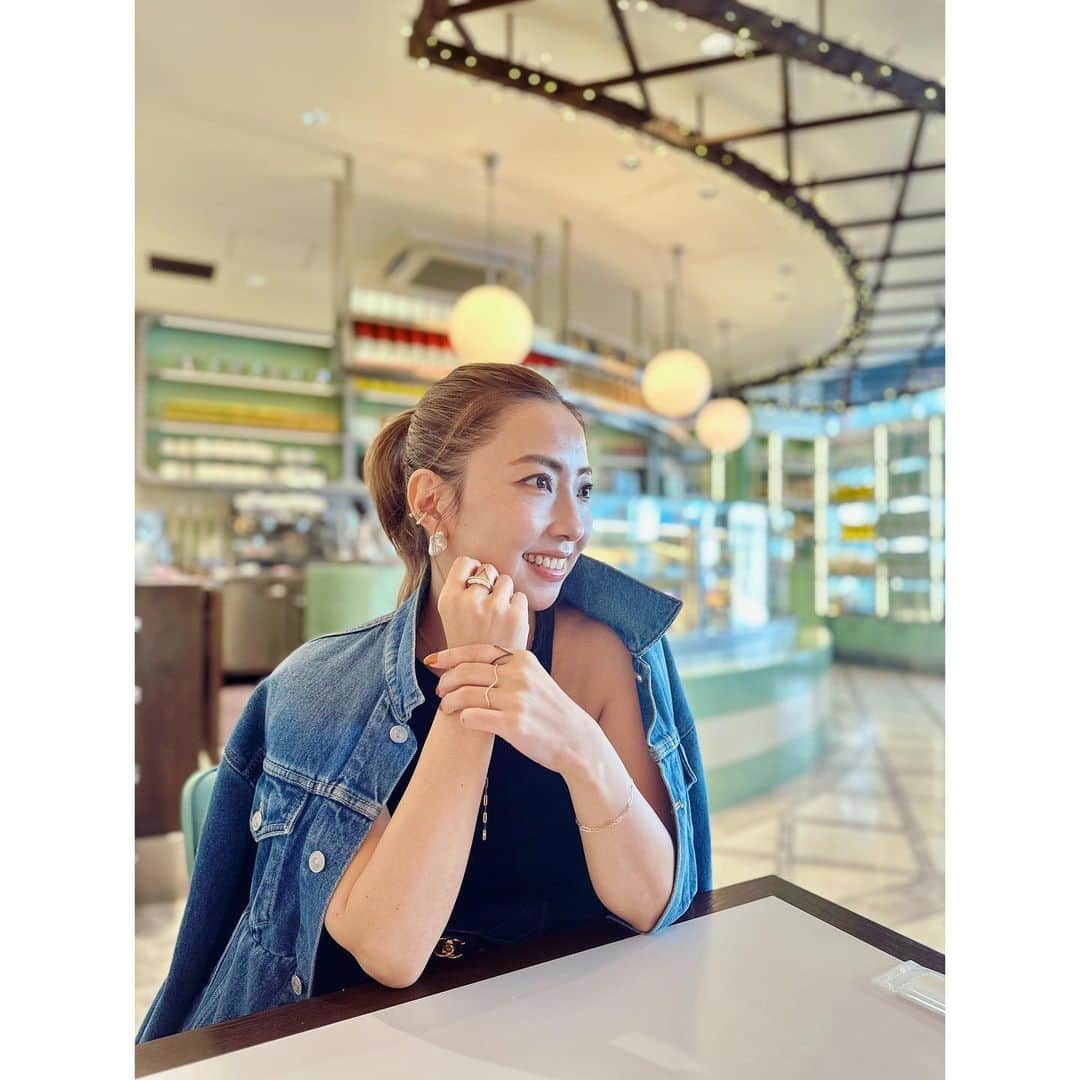 栗原佐知子のインスタグラム：「✴︎ いつかのランチ🍝 . 着けているジュエリーが全て  @magnoliawhite_jewelry だったので… @sugartomoko の娘ちゃんが撮ってくれた📸🫶 . ママより上手〜😆👏笑 . . #outfit #fashion #ootd #coordinate #instafashion #balenciaga #chanel #magnoliawhitejewelry #コーディネート #コーデ #今日のコーデ #ファッション #秋コーデ」