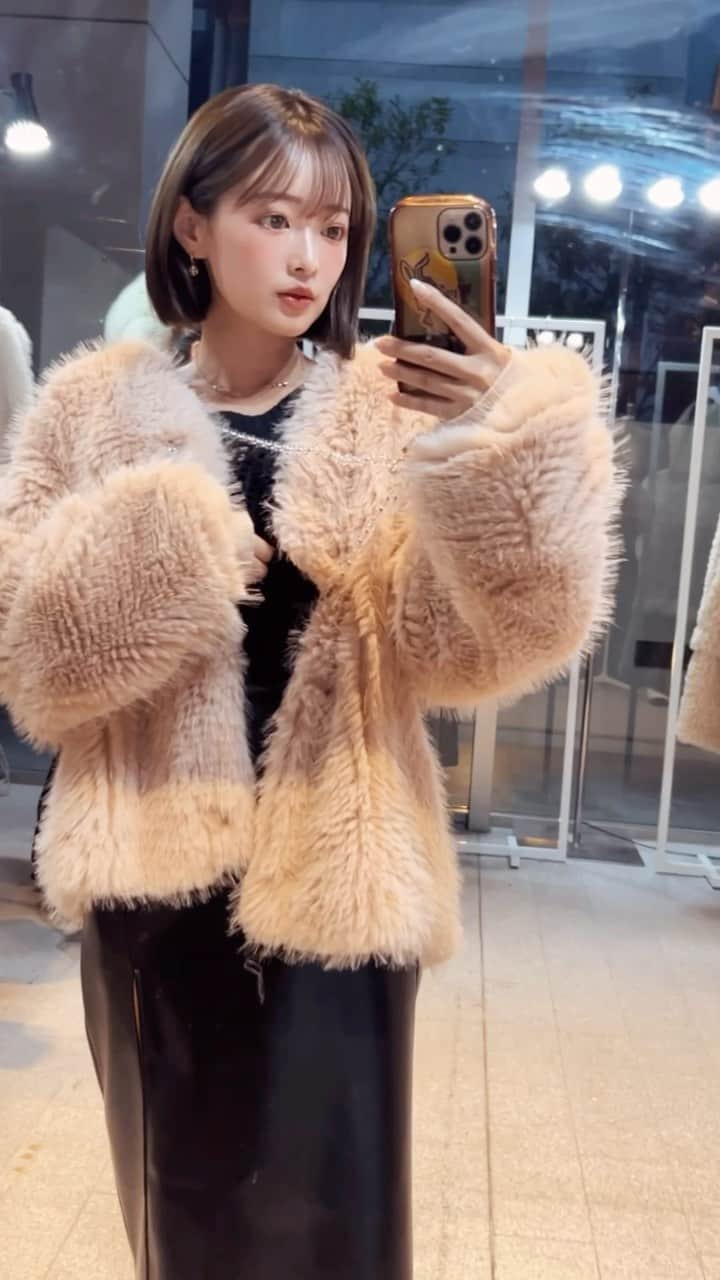 村崎英絵のインスタグラム：「ある日の9コーデ。 カットをして秋の展示会に行って撮影に休日コーデ 最後はかき氷食べに行ったよ♡ 焼きとうもろこしのかき氷美味しかったー♡ ㅤㅤㅤㅤㅤ  撮影 @cecilmcbee_official   展示会 @ladymade_official  @sorin__official  @think_fur   ファーコートとトレンチワンピースをオーダーした♡ 冬が楽しみすぎる！  #秋服コーデ #低身長ファッション #低身長コーデ #おちびコーデ #146cm」