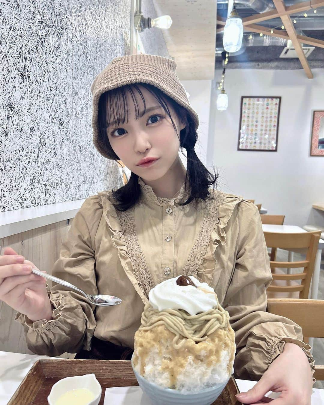 岩田陽菜のインスタグラム：「🌰🥄  栗みたいな服で栗のかき氷食べました~( *˙˙*)🍂  #帽子 #snidel #tops #NICECLAUP」