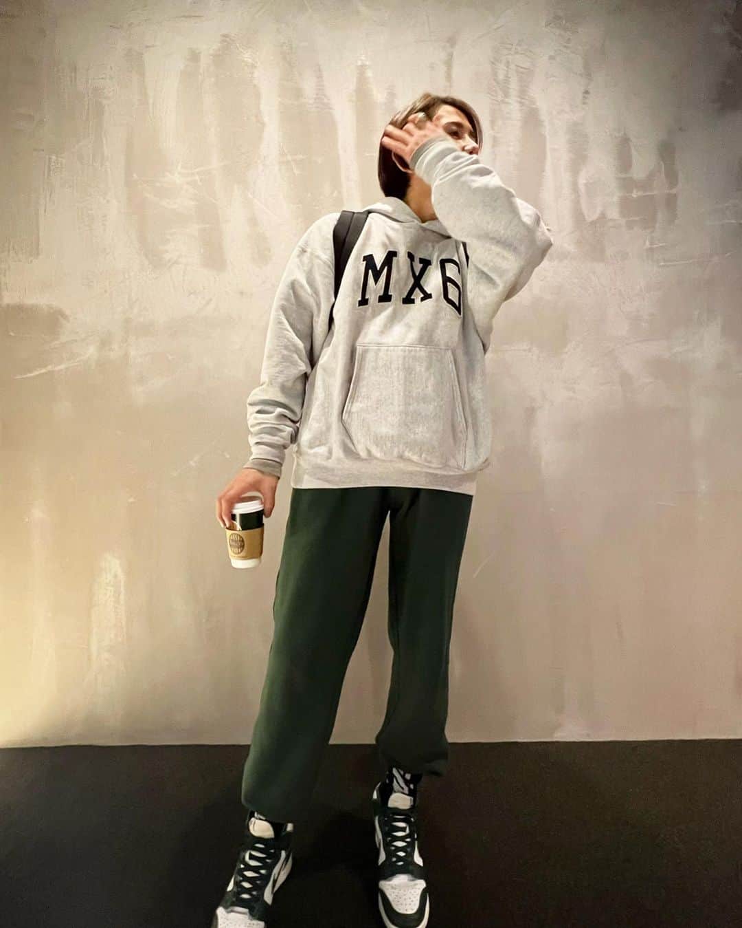 ミッチーのインスタグラム：「☕️  Hoodie @saint_mx6_official  Pants @studior330  Shoes @nike」