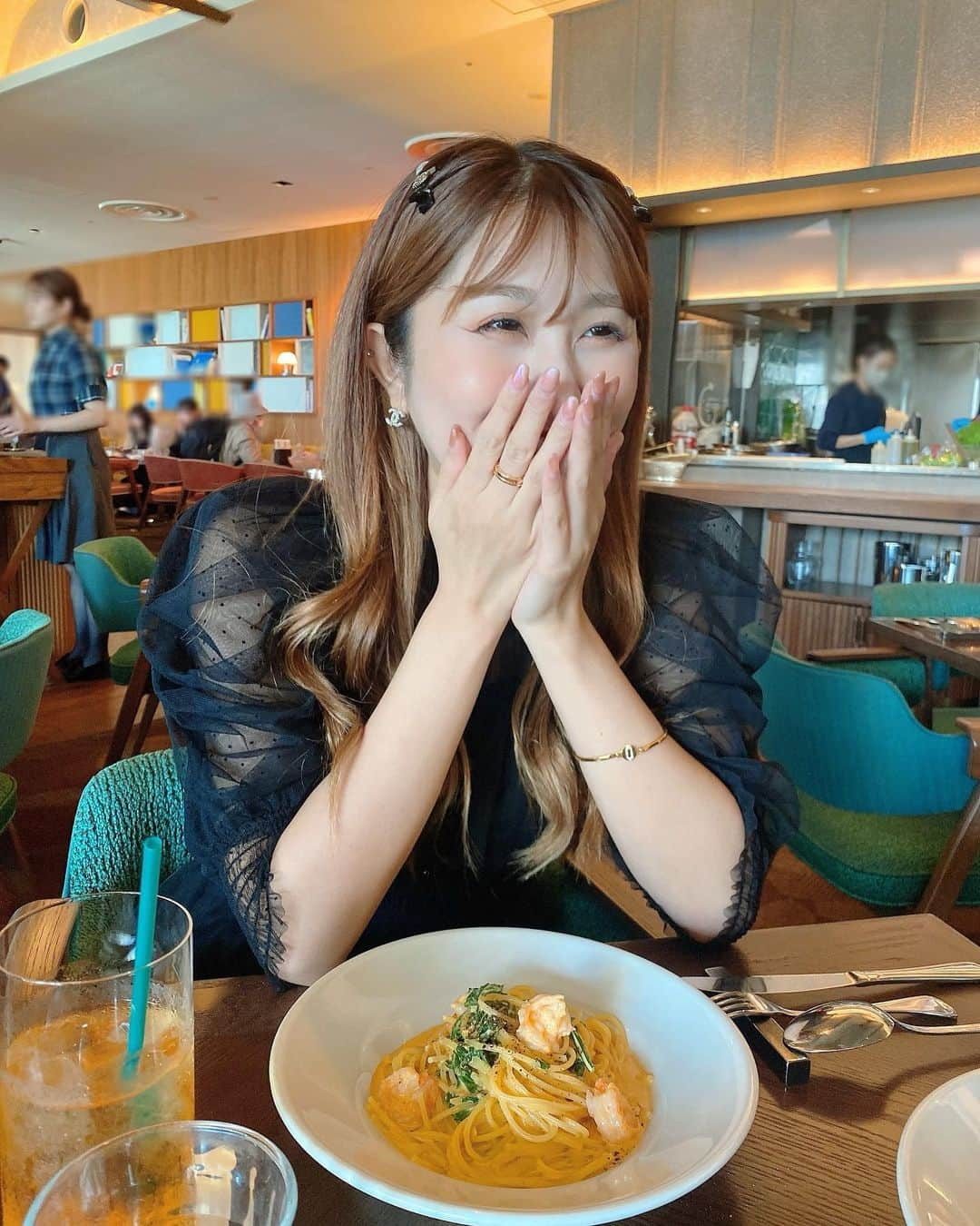 青野美沙稀のインスタグラム：「ももちゃんとランチ🍝  いつもたくさん笑って ほんとに楽しい〜💞💞  ティラミスめちゃおいしかった🖤  #thebelcomo #青山グランドホテル  #aoyamagrandhotel #ザベルコモ #パスタランチ #ティラミス」