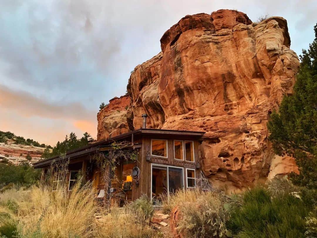 Airbnbのインスタグラム：「Built right into the cliff wall of a private red rock canyon alcove, this cave house has sweeping views down canyon.  🏡 Sage Canyon Cliff House 📍 Cortez, Colorado, USA」