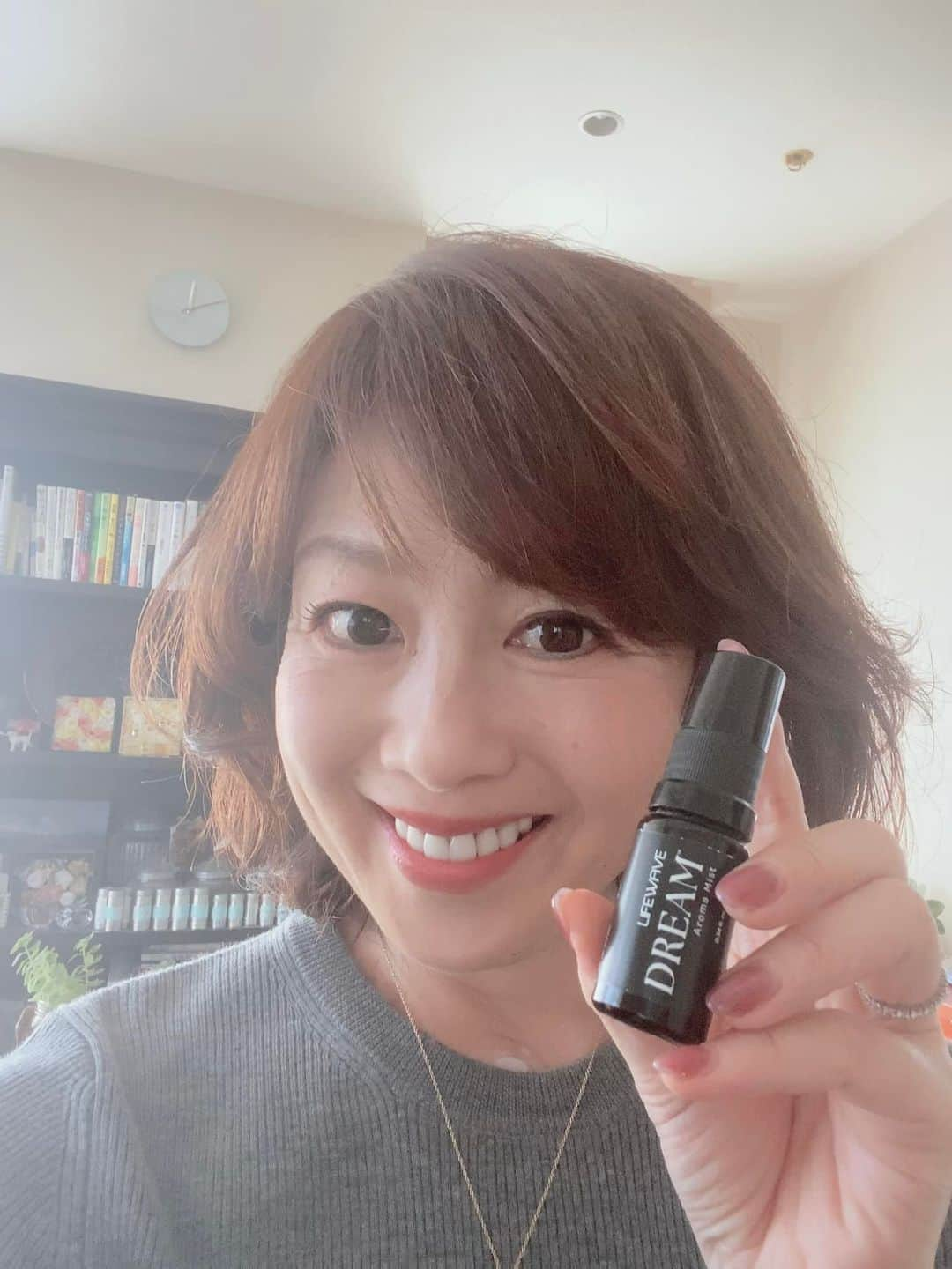 櫛野久美子さんのインスタグラム写真 - (櫛野久美子Instagram)「【やっぱり良い！】  発明家とは この世にないものを 生み出すもの✨  　　　 lifewaveアロマミスト DREAMを夜寝る前に嗅ぐと  朝、目覚ましが鳴る前に スッキリ目が覚める！！ ことを実感  この1週間の 目覚めとホルモンバランスが めちゃくちゃ良い⤴️  アロマ美容講師として15年  アロマの知識はもちろんのこと 人間の身体の仕組みについて 探求してきたからこそ  はっきりと 言い切ります😊  今までの アロマミストとは 別モノです。  なにがちがう？？？ 　  水の分子構造が 細胞に届きやすい配列に なっていて  その水の分子構造の中に アロマを閉じ込めることに 成功したミスト✨ 　 【水】がちがうんです。 　  使用感としては 　　 細胞まで瞬時に到達している… と言ったらいいかしら😊  鼻から吸って口から吐くときに 口内粘膜から アロマを感じます。　 　 　 SHINEは 男性ホルモン系を活性する アロマの組み合わせで 日中にオススメ  　 DREAMは 女性ホルモン系を活性する アロマの組み合わせで 夜にオススメ 　 　 ============ アロマ美容研究家 くしのくみこ  #リバースエイジング #アロマと眠り #美と若返り #医療機器を扱う仕事 #ブランドパートナー募集中」10月19日 21時18分 - kumiko_essence