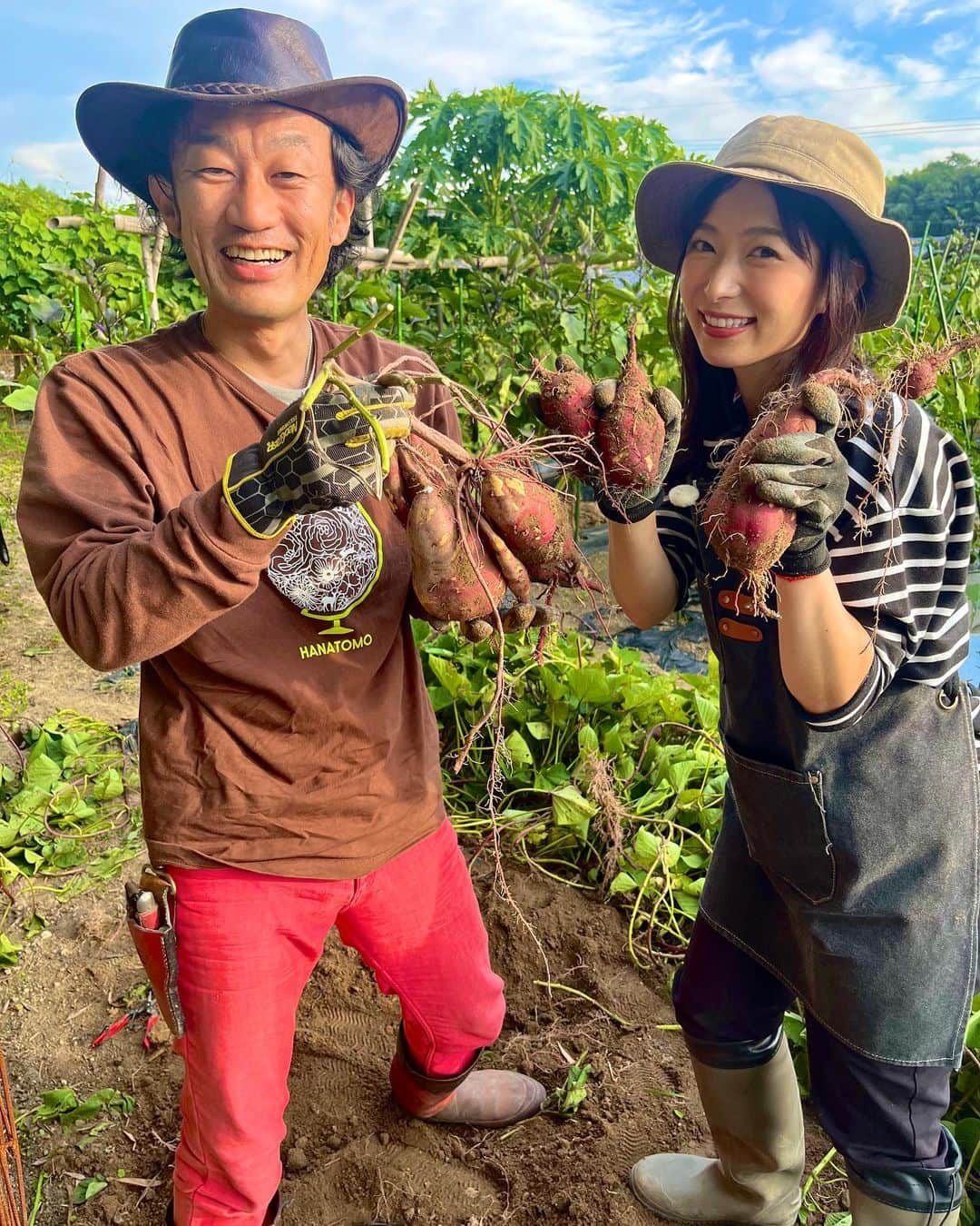 速水里彩のインスタグラム：「.  お芋掘り白熱した〜🍠🤣楽しかった〜！  イッチー祭りでお待ちしています🌟 来週末、10月28日29日久屋大通公園です🌿  #東海テレビスイッチ #イッチー祭 #園芸超人 #カーメン君 @kahmenkun  #速水里彩 #東海テレビアナウンサー」