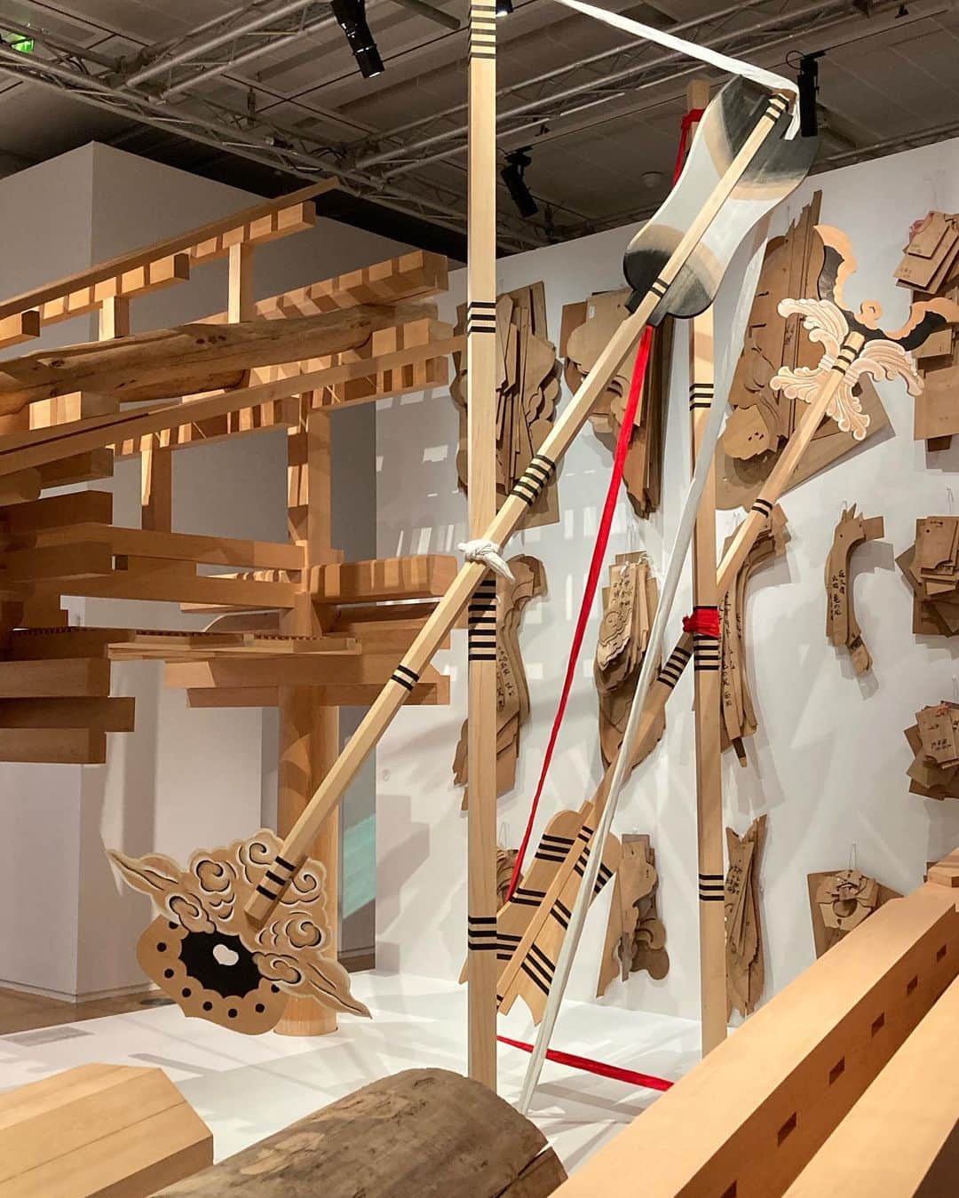 雨宮塔子さんのインスタグラム写真 - (雨宮塔子Instagram)「パリ日本文化会館で開催されている「工匠たちの技と心」を見に行ってきました😊  日本の社寺建築を支え続けてきた「堂宮大工」、代表的な日本の建築スタイルである「数寄屋建築」、日本の木工技術を示す「木組」の三要素に光をあてて、日本の木造建築の世界をわかりやすく見せてくれています。  匠の精巧な技と心意気にしみじみ打たれるとともに、日本人であることの誇らしさを感じました。フランスとか日本に限らず、ぜひたくさんの方々に見ていただきたいです‼️  視覚、聴覚(匠の方々のドキュメンタリービデオもあります)、嗅覚を刺激したら、もう五感を満たすしかありません😤その後は、グルメな友人が最近気になっていた、という韓国レストランに🍽️  これまた繊細なお料理の数々で、とくに前菜はすべてとっても美味しかったです👍   #パリ日本文化会館  #芸術の秋、食欲の秋っす #こちらの展覧会では、ヒノキやスギといった木々の削り華を嗅ぐ体験もできます #私は母の故郷、青森のヒバの香りに #心底癒されました  #韓国レストラン #最近パリで美味しいところが #増えてます❤️」10月19日 21時19分 - amemiya.toko