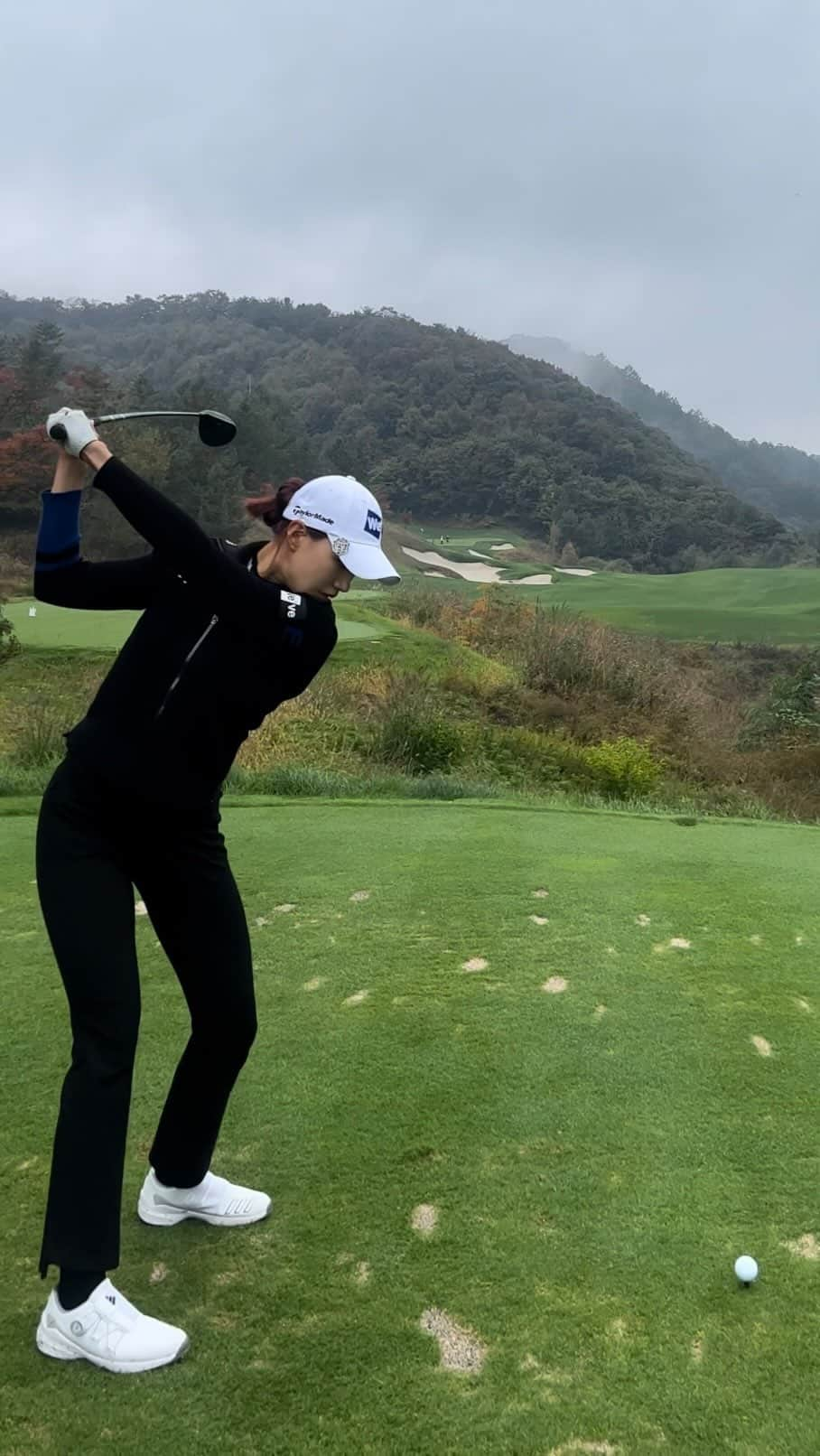 ユ・ヒョンジのインスタグラム：「_ 3번우드 힘내 !!🏌🏼‍♀️」