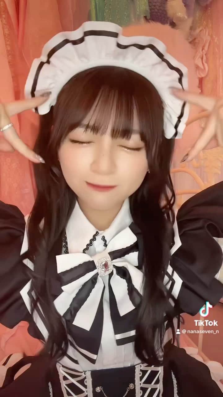 廣川奈々聖のインスタグラム：「ぴーすを逆でねこみみ！🐱💖 #tiktok  #想わせぶりっこ #ノイミー さん」