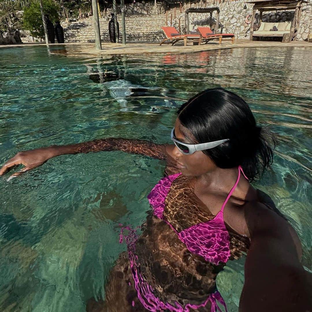 ダリル・ニータのインスタグラム：「48 hours in paradise 🇰🇪  🦒🐘🐆🦅👙🌞🦁🦜🐃  Peaceful and perfect. ❤️  @SoroiCollection #SoroiCollection @soroilionsblufflodge #soroilionsblufflodge @SunworldSafaris #SunworldSafaris �」