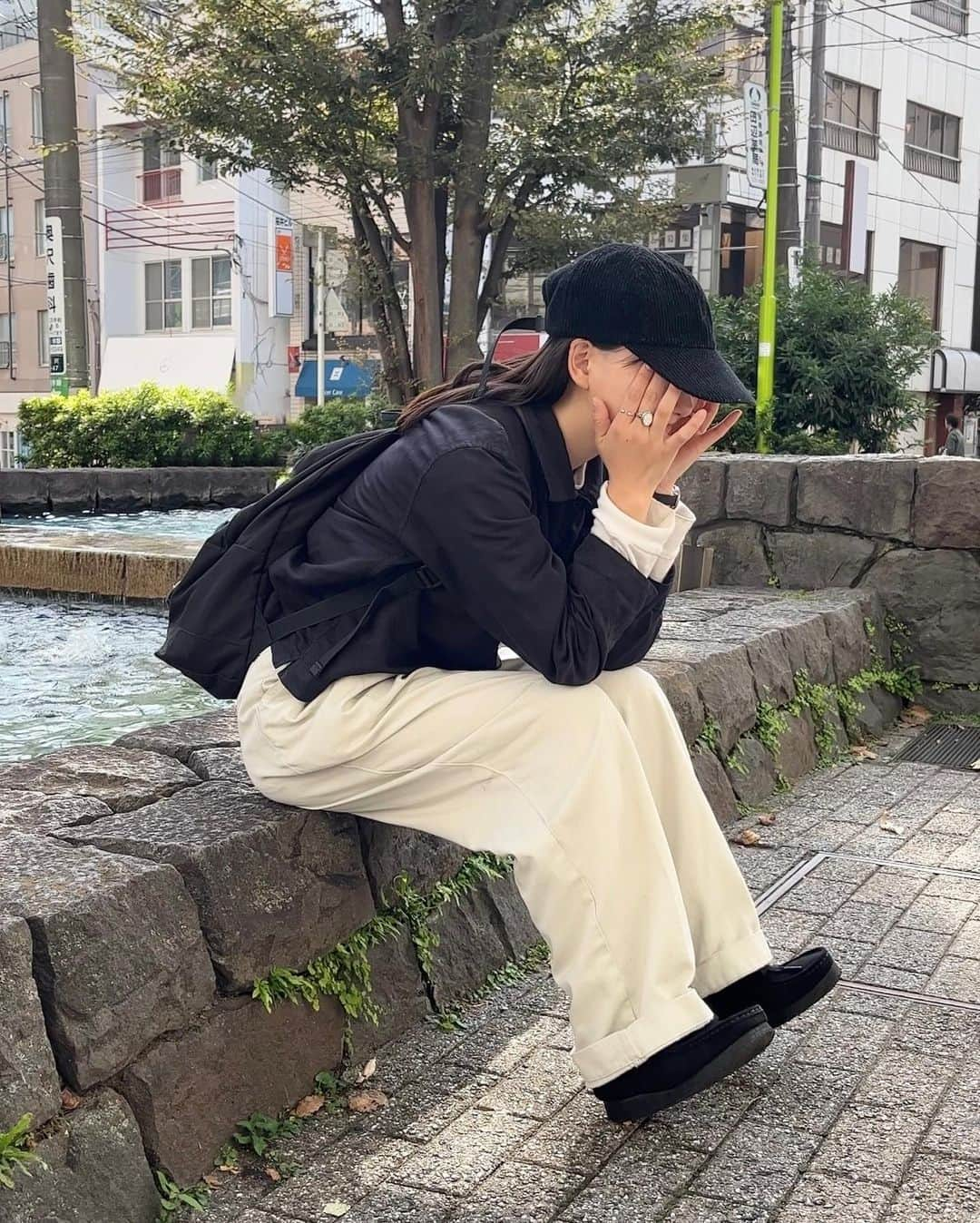 さいとうなるのインスタグラム：「🧢 . mhlのジャケットに シンゾーンのトムボーイパンツで モノクロコーデ📝 . jacket... @mhlbymargarethowell  pants... @shinzone_official  cap... @universal__products  bag... @champion  shoes... @clarksoriginals  . . 食事は @delifas_ でヘルシーに  新鮮な野菜を届けてもらえるので 体内を整えることができて 定期的に頼みたい🍅🍽️ . . .  #ootd#日々#シンプル#シンプルコーデ#メンズライク #秋コーデ#冬コーデ#サムオム#somomandco#サムオムアンドコー#シティーポップ#シティボーイ #シティポップ#ストリートシック#ストリートコーデ #ストリート#アウトドアファッション#popey#ポパイ#cityboy#citystyle#トラッドコーデ#fudge#ファッジ#cluel#クルーエル#pr#delifas#デリファス#食べるファスティング」