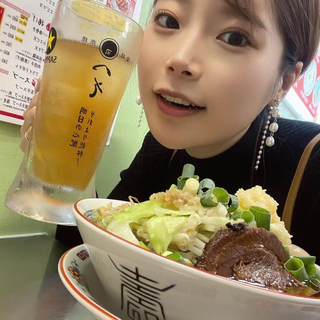 黒川さくらさんのインスタグラム写真 - (黒川さくらInstagram)「町中華へそさんへお邪魔してきました🚶 コクのある濃口醤油と鶏ガラスープ！二郎系アレンジだけど、スープは淡麗系で女性でも飲みやすい✨ 二郎アレンジらしく、もやしキャベツたっぷり盛り付け、ドーンと大きなホロホロとろっとろのチャーシュー🥹✨ そして背脂、にんにくも🧄💭 麺は中太麺で、ちゅるちゅるな感じ！ 味付け半熟玉子も付いてて盛りだくさん！ 流石にお腹いっぱいになりました😂✨ 他のメニューも美味しそうなのたくさんあったからまた行きたいなあ🥹🍜 . . . . . . . . PR @machichuka_heso #新橋グルメ #中華へそ町 #新橋150 #新橋ラーメン #新橋中華 #高井田二郎ラーメン #ラーメン #東京駅グルメ #東京ラーメン #二郎系ラーメン #二郎系インスパイア #ラーメン女子」10月19日 21時22分 - amei_oooka.sakura