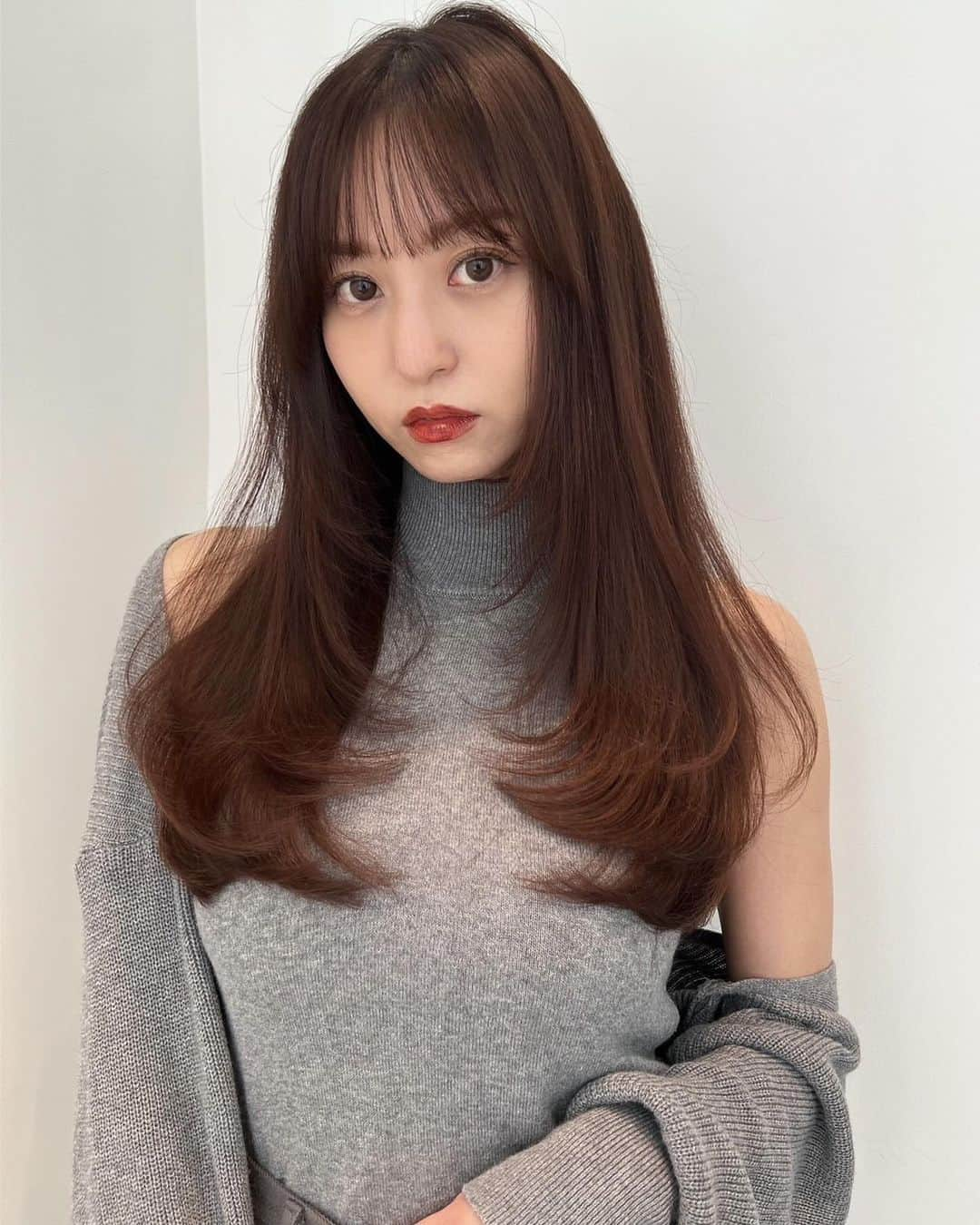 SHIMAのインスタグラム：「. < SHIMA HITHAIR -October- > .  [ marron brown × layer cut ] まろやかなブラウンにレイヤーカットで秋っぽく、お洒落に上品に♡  . ◆担当：GINZA店 平松 あい @hiramatsu_ai  ◆menu：カット&ケアカラー ◆使用スタイリング剤：#seekmoisture  . #shimaginza #shima #shimahithair」