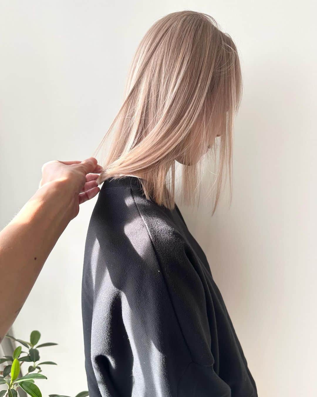 MORIZO カラースペシャリストのインスタグラム：「blond beige.. 抜きっぱなしblondに向けて着々と育て中☺︎ 計画的に明るく☺️」