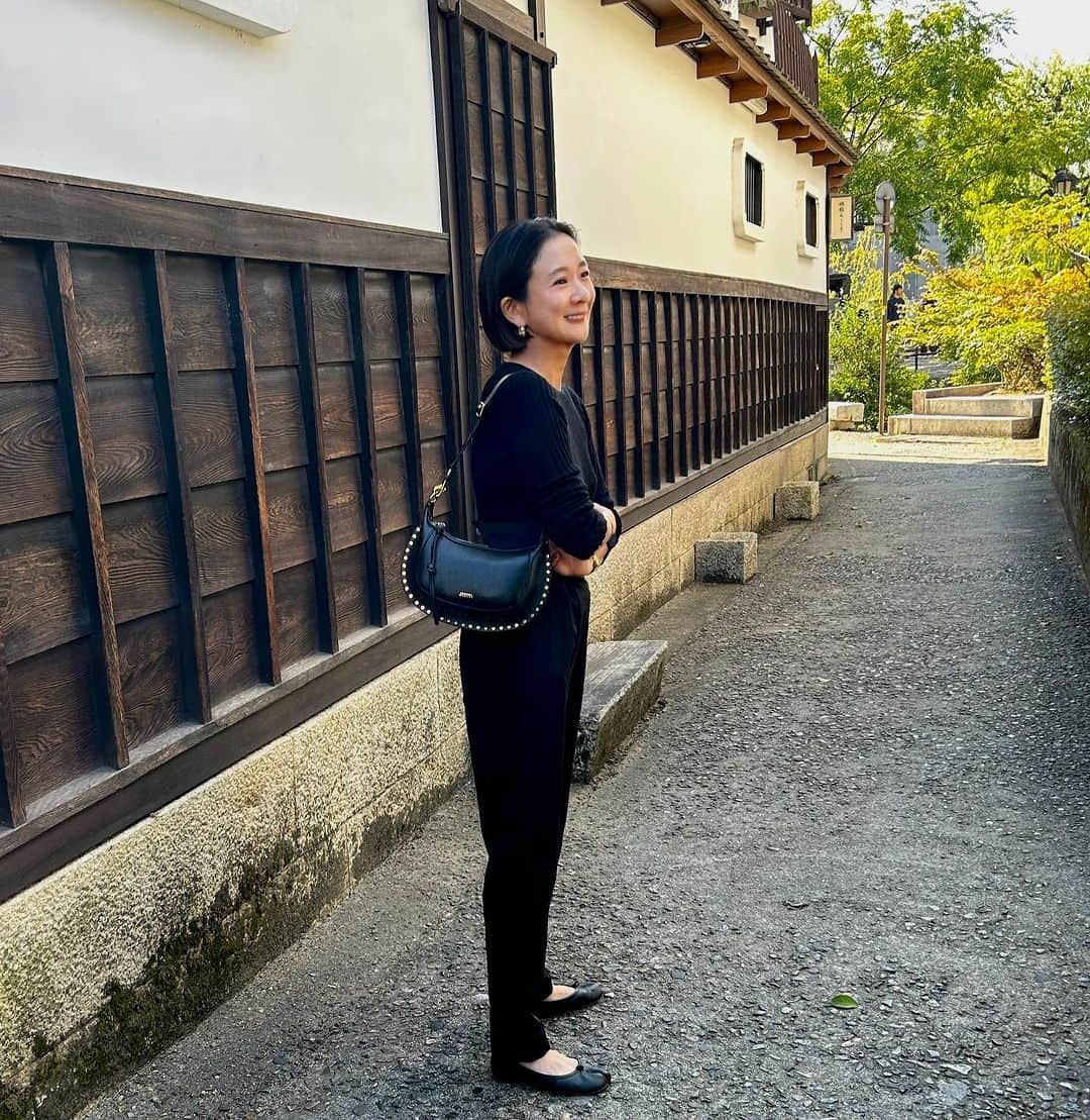 佐藤佳菜子さんのインスタグラム写真 - (佐藤佳菜子Instagram)「ひさしぶりに、倉敷散歩🚶🚶  気に入って、全色オーダーした アンクレイヴのシアーニット🐘 10月末にまだ暑いって どうなってるの🤪  パンツは @mystrada_official との コラボです🐖  お直しなしで ピタッとはけたのが嬉しくて ベージュとブラックの 2色を持っています。  パンツは ビスチェとセットですが、 今日は暑かったから、 なし🍐  @isabelmarant のバッグは 斜めがけにもできるから 散歩によし🫶」10月19日 21時28分 - kanakosato1019