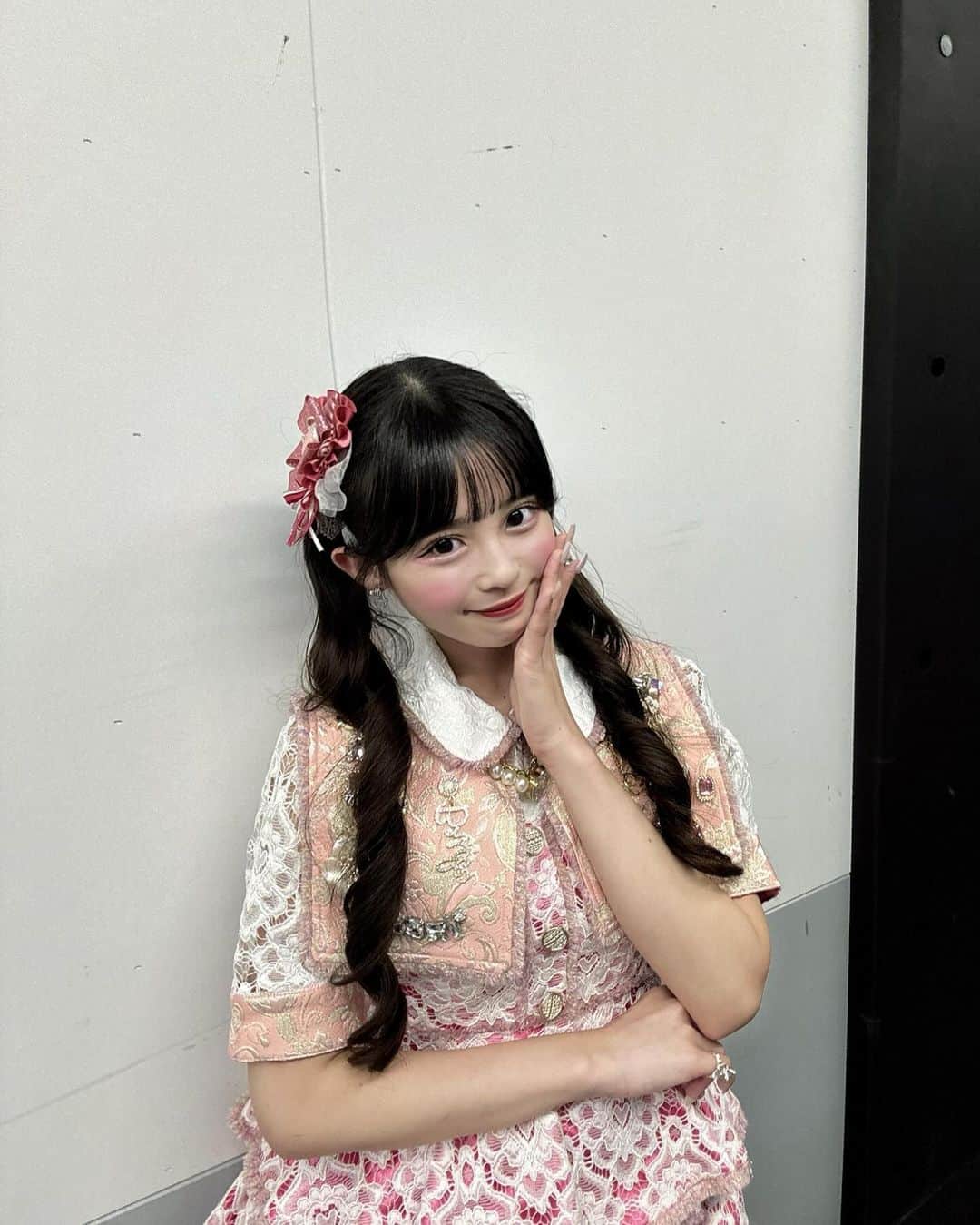 CANDY TUNEさんのインスタグラム写真 - (CANDY TUNEInstagram)「꒰ˆ‎꜆‪⸝⸝⸝⸝‎꜀ˆ꒱💓  CANDYTUNE新衣装になったよ🍬  そして今回もデザインに携わらせて いただきました嬉しい⸜( ˶'ᵕ'˶)⸝♡  今回は秋真っ最中ということで 秋きゃんちゅーに仕上げてみました🍂🍁🌾  重めの生地のセーラーカラーに ビジューを沢山にしてもらったところが お気に入りポイントです💫  WONDERSTYLEさんが @wonderstyle_costume   私の大変なオーダーで こんなに可愛いく 作ってくださいました〜😭💕  本当に素敵な衣装 ありがとうございます（т-т）  どうかなどうかな〜？？？ かわいいですか？😆🩷」10月19日 21時29分 - candy__tune