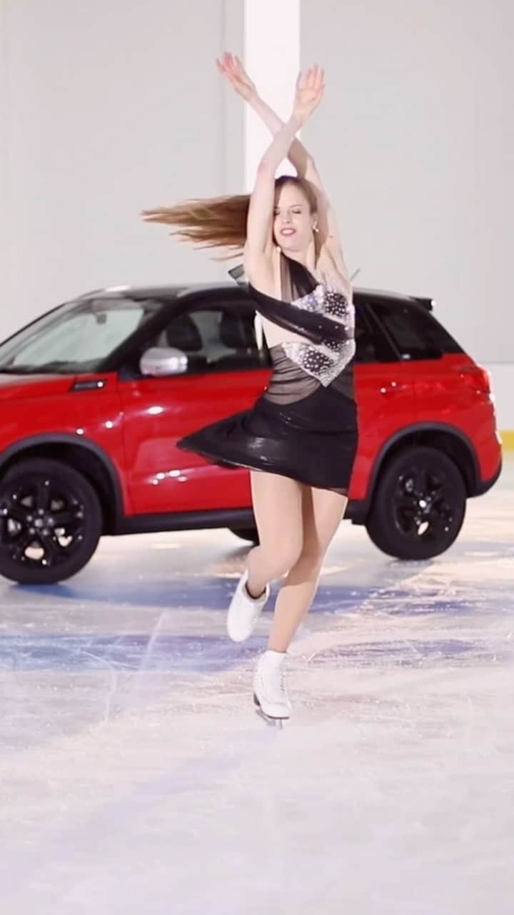 カロリーナ・コストナーのインスタグラム：「In 10 anni possono cambiare tante cose. Mentre altre, invece, restano con noi lungo tutto il tragitto. ⛸️✨🫶 Ripercorriamo insieme le emozioni di un decennio vissuto fianco a fianco.  #famigliasuzuki #suzukièsport ad @suzuki_italia @federazione_sport_ghiaccio」