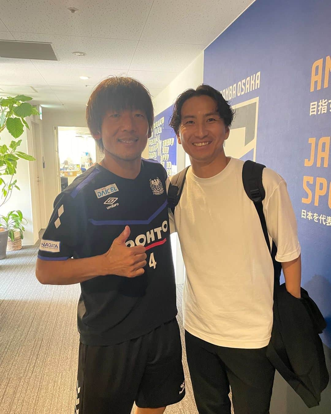 武岡優斗のインスタグラム：「お久しぶり。  大黒将志ことオグリさん。 2010年に横浜FCで半年だけプレーしたオグリさん。  たまたまフラッと通ったところを呼び止めました。 相変わらず過ぎて。。。。笑 安心した🤣 いくつになってもオグリさんはオグリさんでした😂 （強いていうなら金髪ちゃうのは違和感！）  S級ライセンスの話にもなり 憲剛さんや @kengo19801031 や 京っち @miyako.tanaka.oulevey の話でも盛り上がりました🤣笑  当時24歳の自分は、この人の動き出しや得点感覚に衝撃を受けまくったのを今でも覚えてる。 （ありゃバケモンだと）  なんなら夏にFC東京に移籍したのに、その後しばらくJ2で得点ランキングトップやったし。笑 （意味わからん。点とりすぎ。笑）  めっちゃ久しぶりに逢っても、何一つ変わらず気さくに話してくれるオグリさん。 そして、相変わらずなオグリさんで安心しましたとさ。  しかし、仕事で行ったガンバ大阪。 たまたまやけど、人に逢いすぎた。笑 楽しき時間でした。  あ！オグリさんと名刺交換したというね。笑 （これは、ほんまに自分でも信じられへん🤣）  あ！それとそれとフロンターレ時代に京都サンガと天皇杯で試合した時にマッチアップしたけど。。。。  オフサイドラインギリギリ（なんならほとんどオフサイド）の位置から常に駆け引きしてくるオグリさんは、ほんまにダルすぎて嫌でした😑笑  試合中ずっと「ふざけんなよ。めんどくさいなー。ダルっ。」って思ってましたとさ。笑  #武岡優斗 #大黒将志 #オグリ #オグリさん #稀代の点取り屋 #オフザボールの動き バケモンです #ガンバ #ガンバ大阪 #Gamba #gambaosaka  #2010 #横浜FC #yokohamafc  #現場からは以上です🙏」