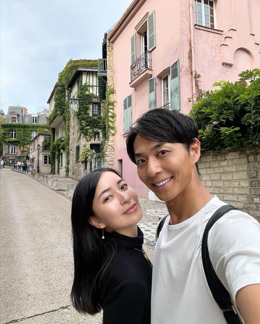 岩間恵のインスタグラム：「前回のパリ、これにて投稿終わりです🇫🇷 お付き合いいただきありがとうございました✨  大好きなモンマルトルを散歩したり、 (2枚目はピエール・エルメにて巨大マカロンと) 毎日朝カフェしたりと充実したパリ滞在になりました！  エールフランスのレポも好評だったので改めて✨ 新しくなった機体に乗って帰国したのですが とにかく綺麗で快適で最高のビジネスでした✈️ 最後のムービーは、しっかり寝落ちする瞬間を捉えたので是非最後まで再生してみてね🫣😂  Sponsored by @airfrance #airfrance90 #airfrance」