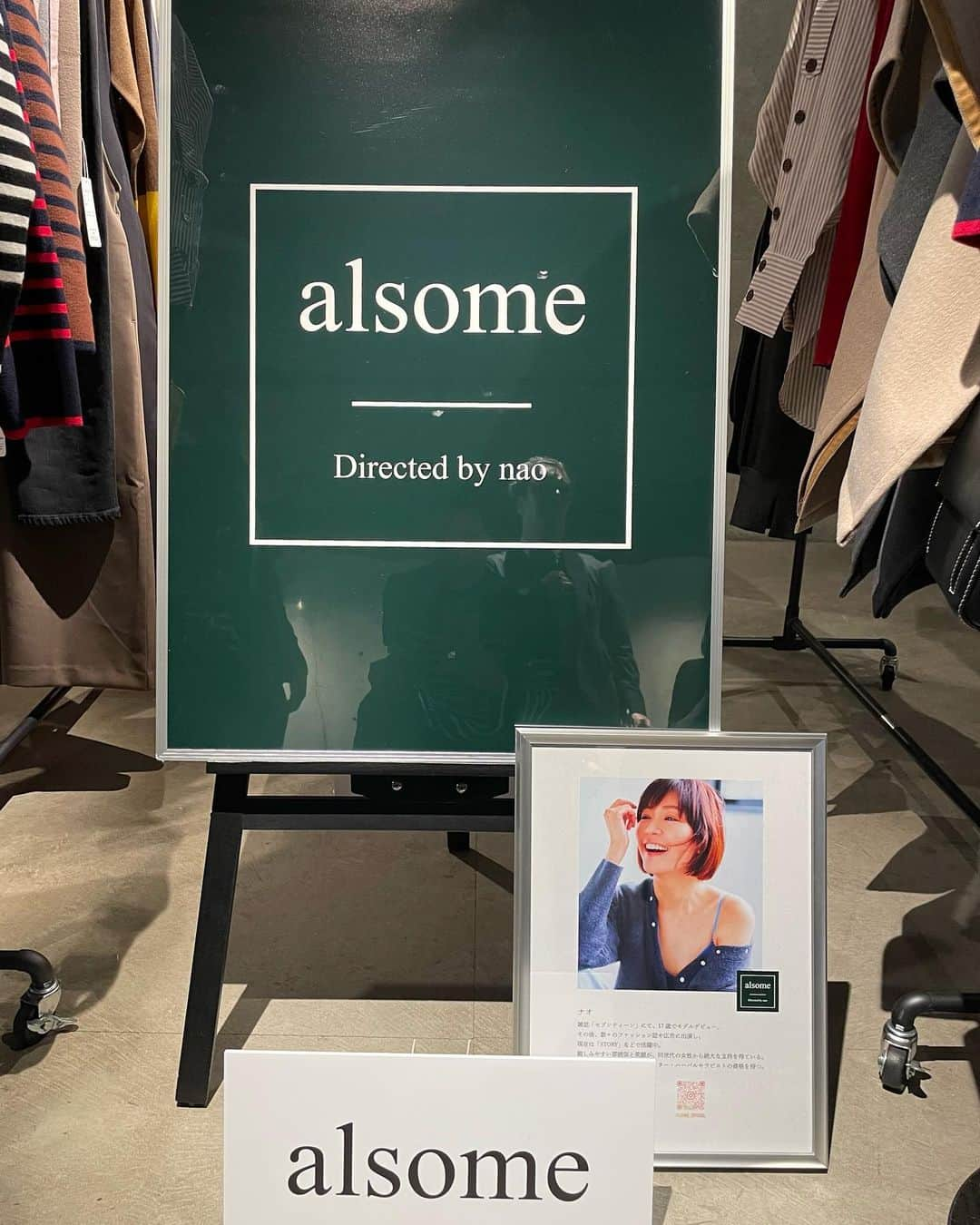 愛可さんのインスタグラム写真 - (愛可Instagram)「・ 我らがナオちゃんのアパレルブランド【 alsome アルサム】 が @qvc_japan よりデビュー！  そのお披露目の展示会へ、あゆんこと純ちゃんと行って来ました。  ナオちゃんらしく、ベーシックで飾らないシンプルなデザインのアイテムは、素材も気持ち良いし、 何よりも着た時のシルエットが最高に美しい✨  例えば、1枚目の写真で私が着ているワンピースの襟の開きの深さ、このお腹の上で胸の下という絶妙な位置にポイントが来ることによって、切り替えのないチュニックタイプのワンピースでも腰の位置が高くすっきりと脚長に見えたり、  3枚目の写真で、私とジュンちゃんが着ているボーダーのニットも袖の形が先までストンと平行で、腕が長く見えるシルエット。 写真では見えないのですが、ハイネックの後ろの部分にスリットが入っていて全く苦しくなく着れます。 そしてこのニット、袖の中側にゴムのリングが縫い付けられていて、まくった袖が固定できるという特許もののこだわりと使い易さ！ 必要のない人は、切ってしまっても良いとの事でしたが、家事や仕事で作業の多い人にはありがたすぎる機能です。  そしてさすがのQVC！お値段も実物を見ると破格なのでは？！と感じました。  ひいき目ナシで本当に良いブランドで、みんなにお勧めしたいです。  10月の28日13時からはナオちゃんが出演で、あの有名な生番組の放送があるそうです！ 何故か私までドキドキですが、楽しみ😊  QVCのオンラインショップでは、先駆けてさらにお得な価格で購入できるそうなので、是非チェックしてみて下さい！  @alsome_official  @nao_nao310  @qvc_japan  #アルサム　#alsome」10月19日 21時31分 - aikick